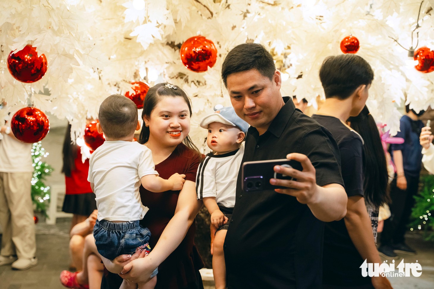 Xóm đạo lên đèn, không khí Noel len lỏi khắp các con phố - Ảnh 7.