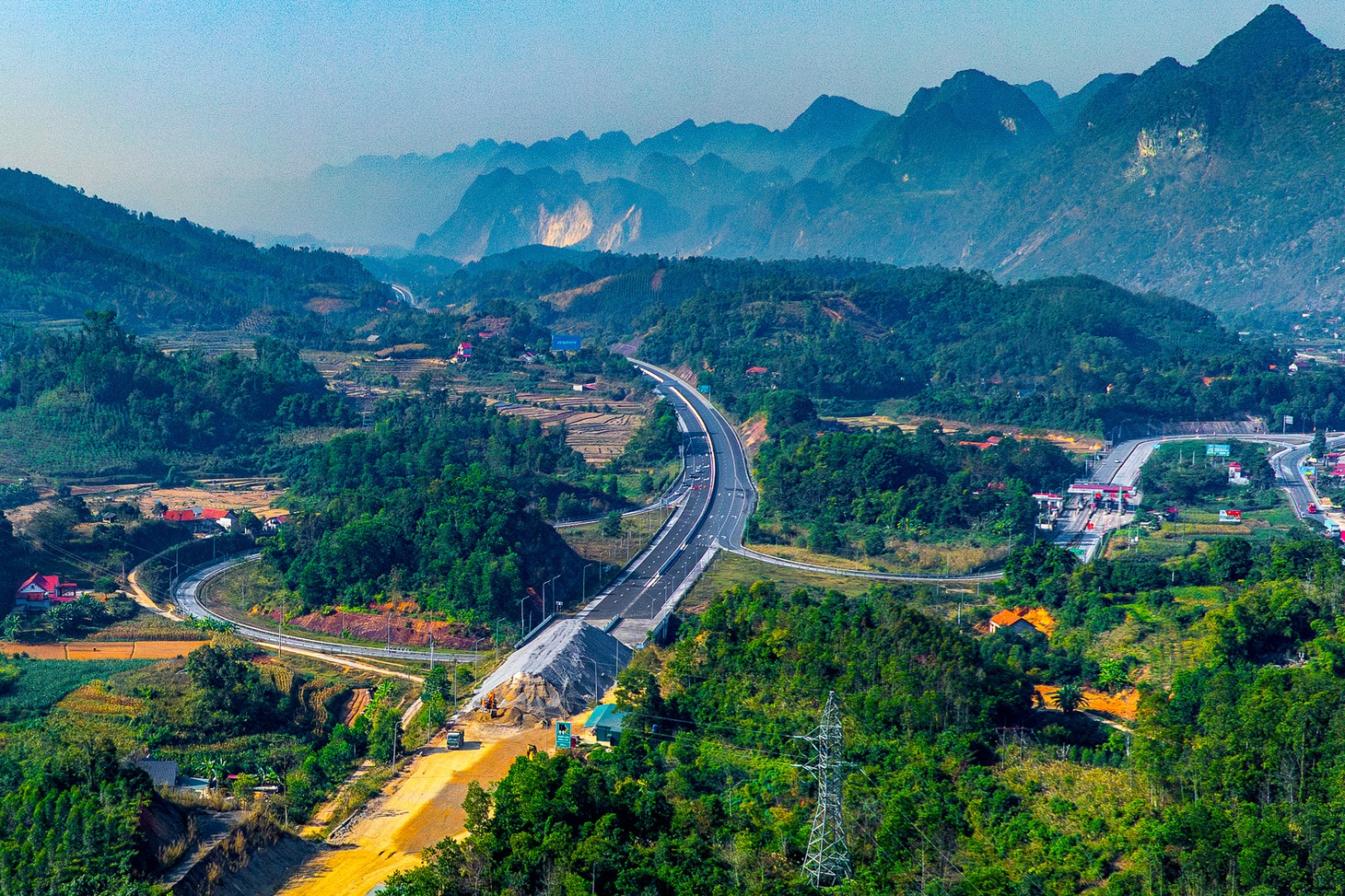 Ngắm cao tốc ngàn tỉ sắp thông tuyến 'mạch máu' giao thương biên giới Việt - Trung - Ảnh 3.