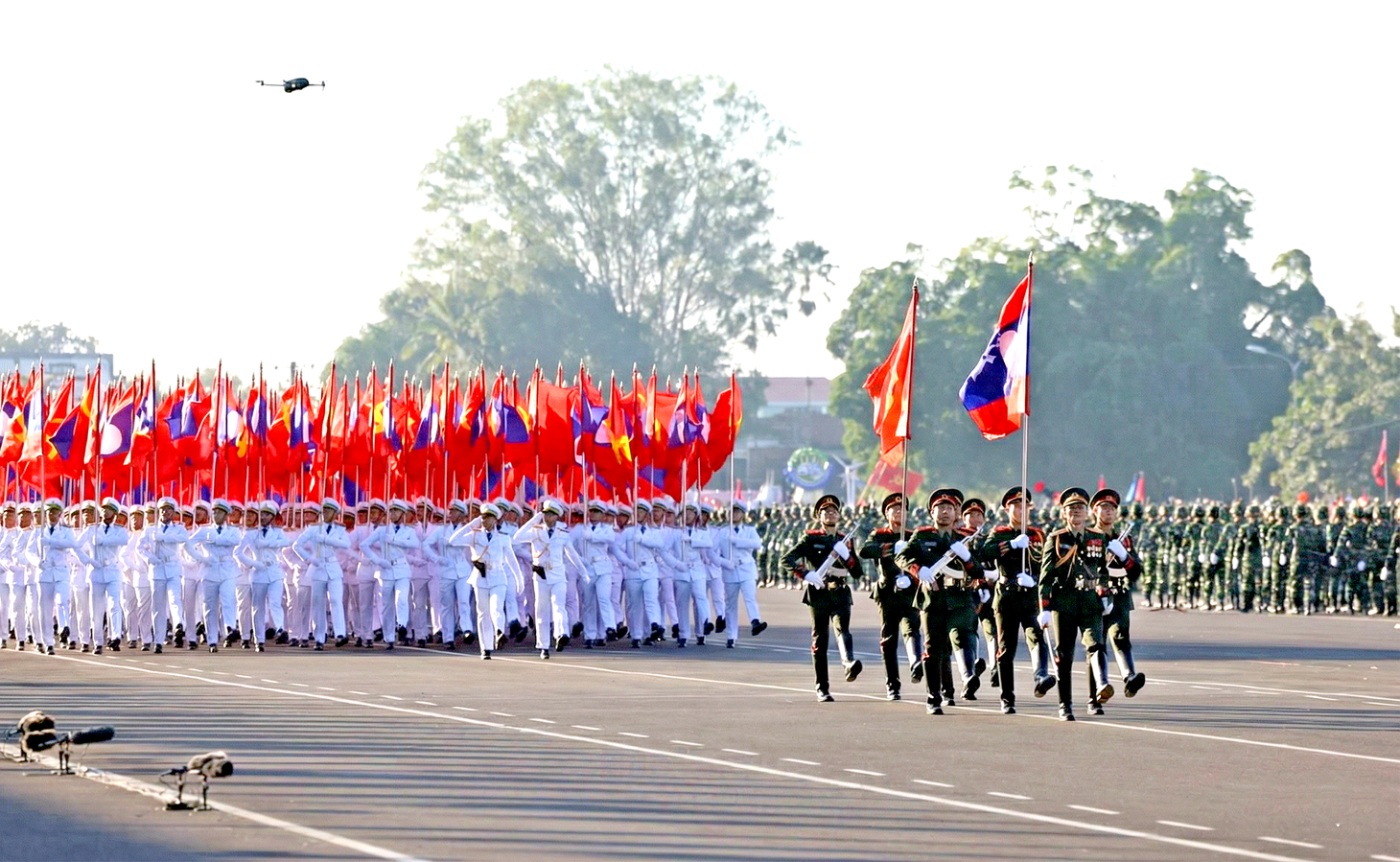 Chùm ảnh lễ diễu binh kỷ niệm 50 năm Quốc khánh Lào - Ảnh 7.