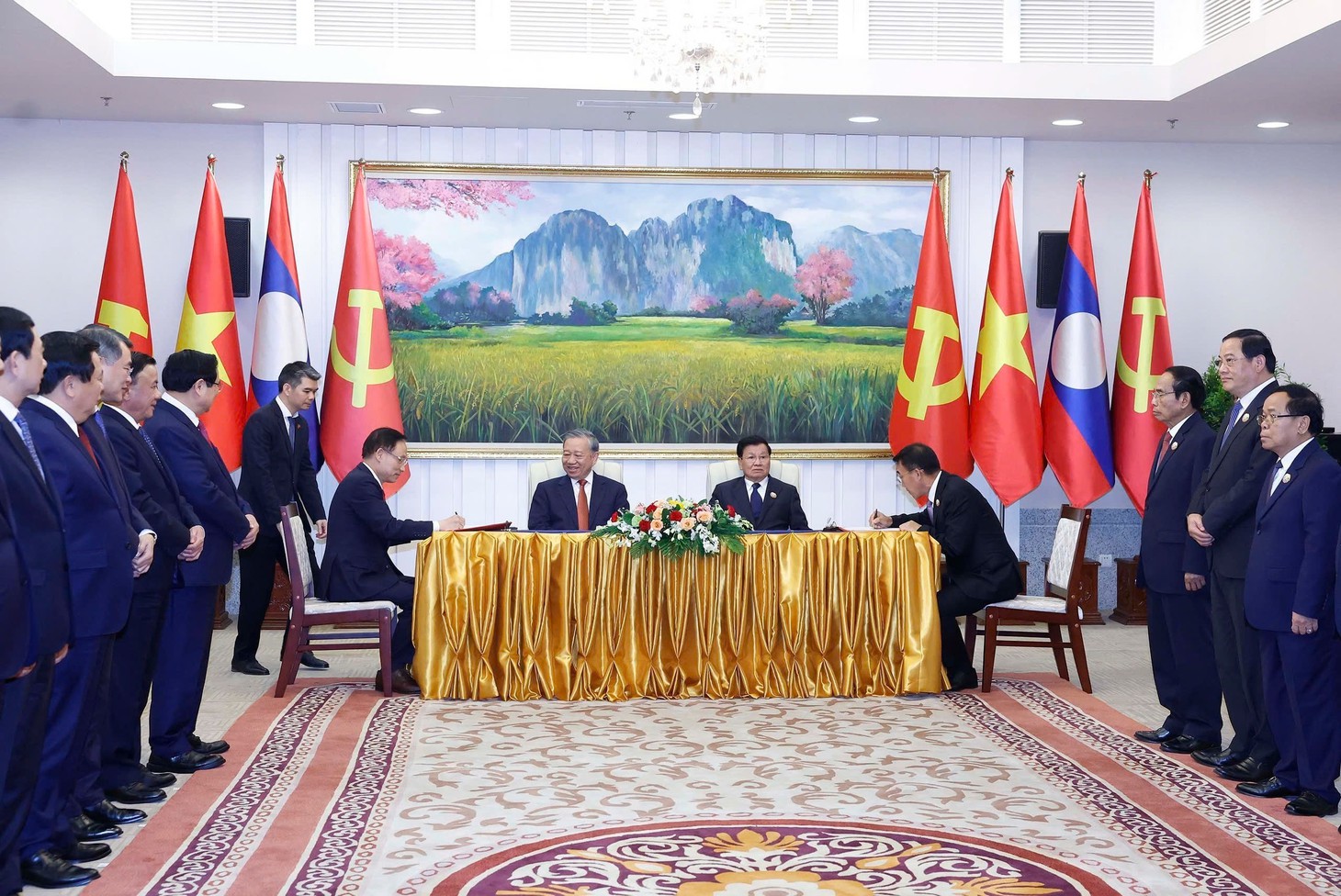 Việt Nam và Lào thúc đẩy khu công nghiệp chung, cao tốc Hà Nội - Vientiane - Ảnh 3.