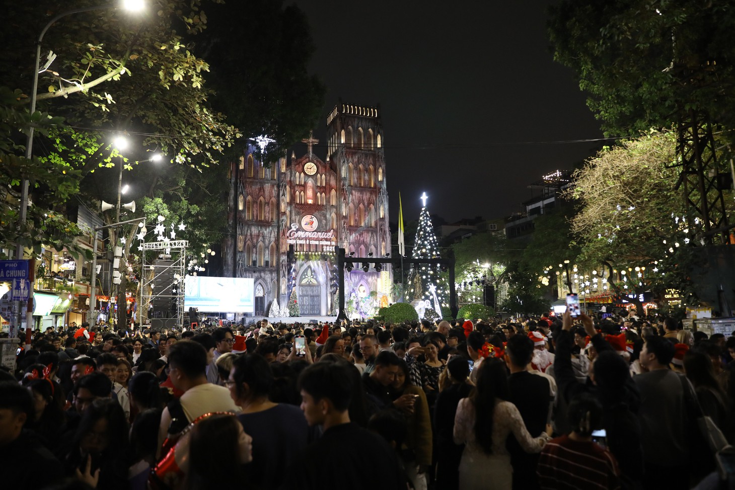 Đêm Noel, trung tâm Hà Nội rực rỡ và đông vui như lễ hội đường phố - Ảnh 2.