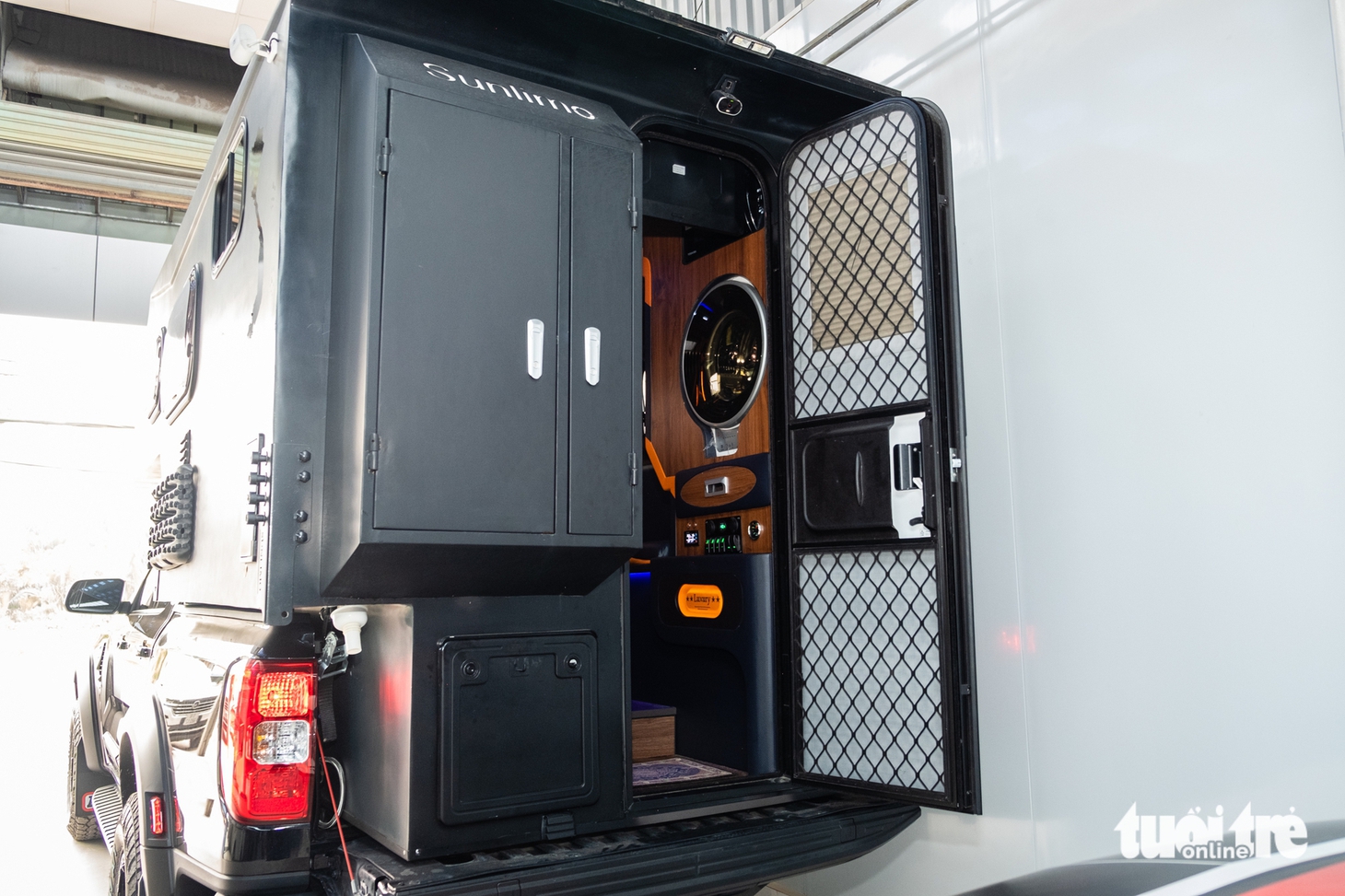 Thợ Việt làm nhà di động mini: Giá hơn 650 triệu đồng, có bếp, nhà vệ sinh, quầy rượu - Ảnh 4.