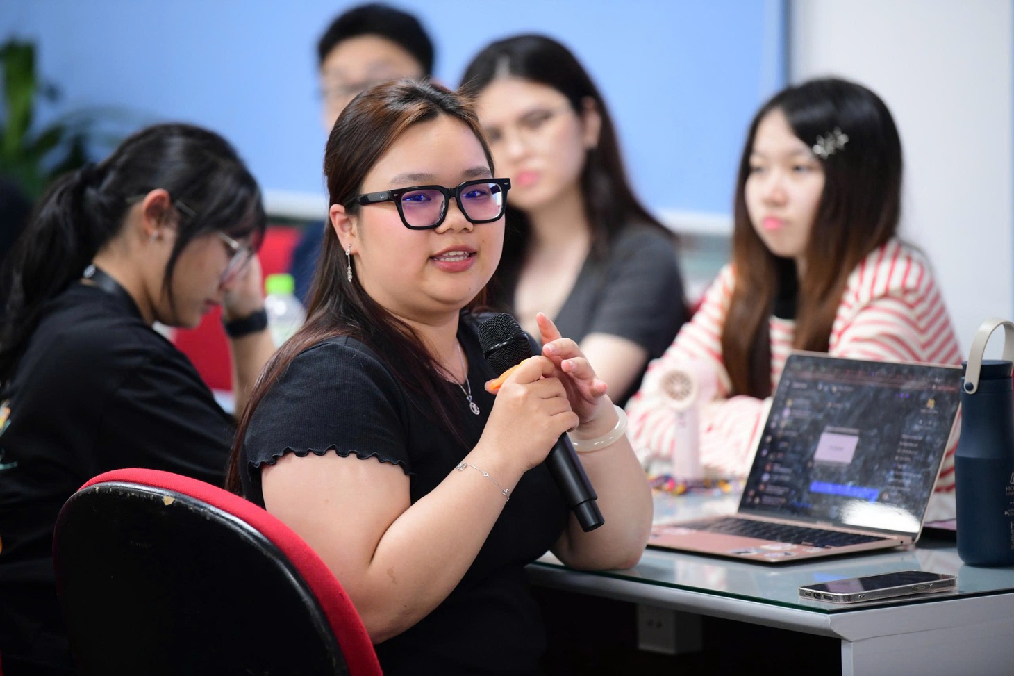 Sinh viên thực hành phỏng vấn với nhân vật đạt 9.0 Speaking IELTS - Ảnh 3.