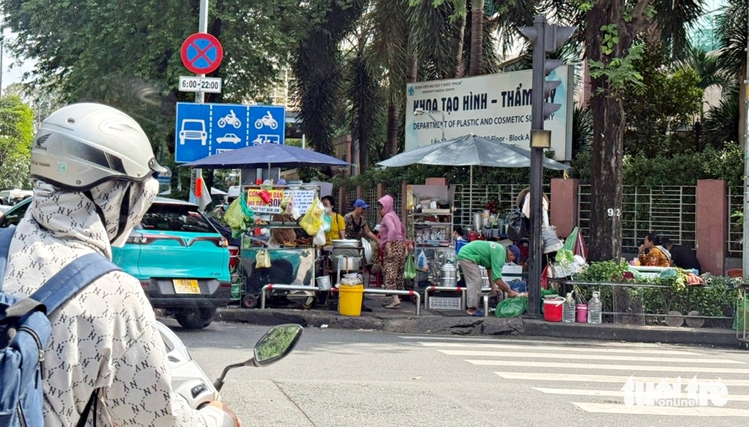Hàng rong, xe ôm tái lấn chiếm, bủa vây cổng bệnh viện - Ảnh 7.