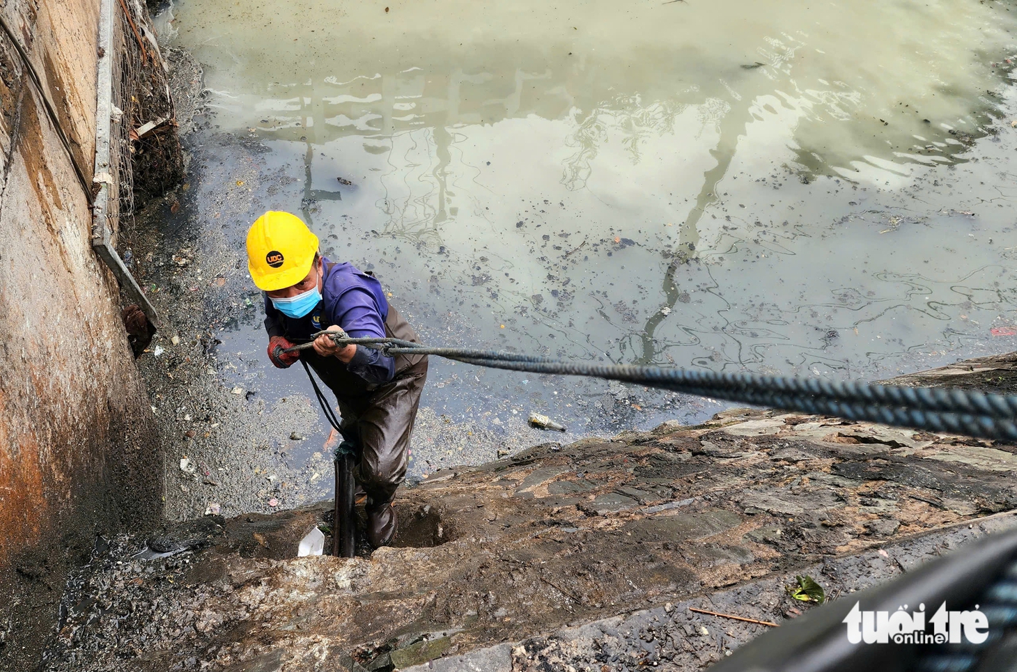 Công nhân nhiều giờ lội kênh 19-5 ở quận Tân Phú vớt hơn 6 tấn rác - Ảnh 13.