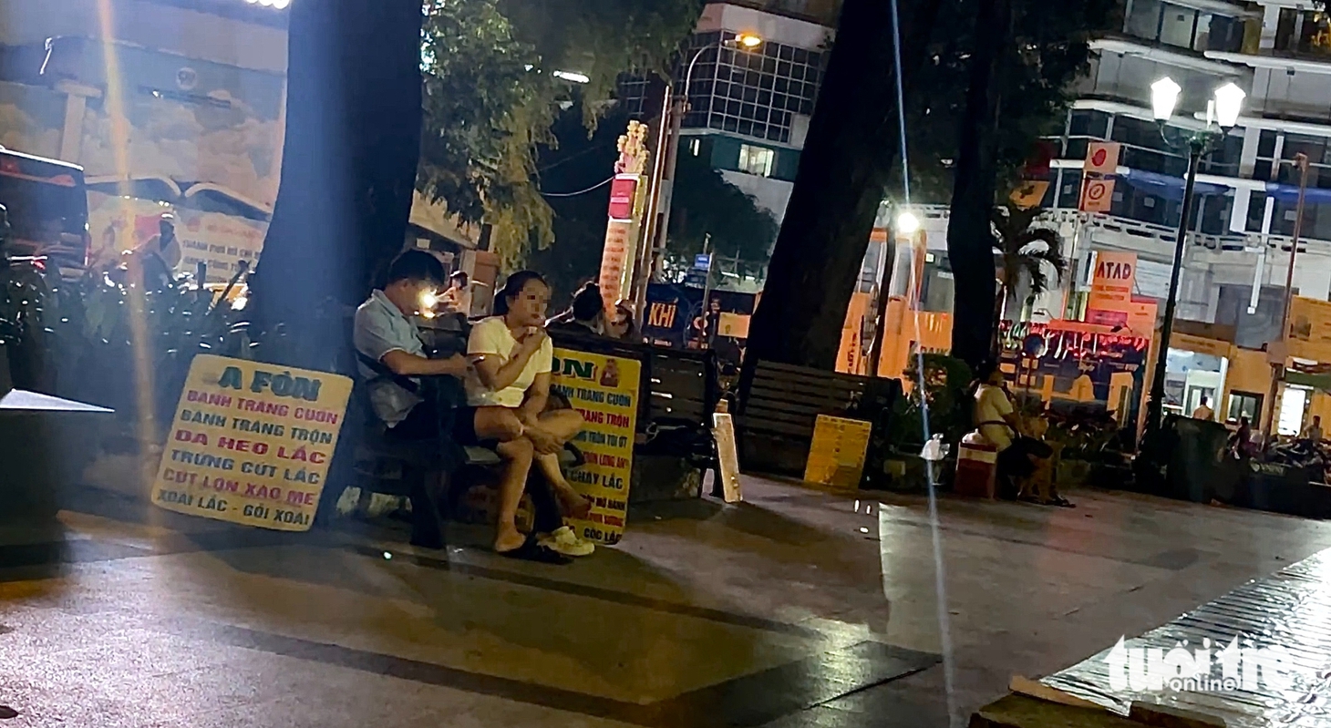 Hồ Con Rùa, khu vực trước Bưu điện TP.HCM bị 'xí' chỗ buôn bán - Ảnh 5.