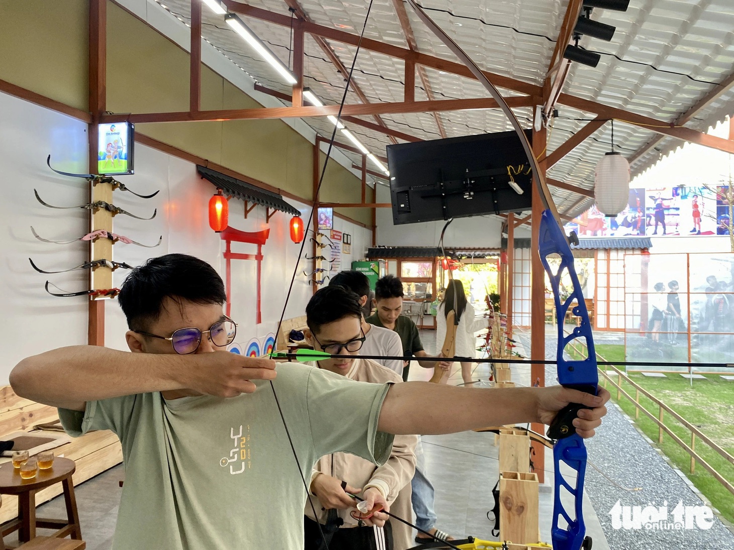 Giới trẻ Đà Nẵng rủ nhau đi bắn cung 'chữa lành' - Ảnh 1.