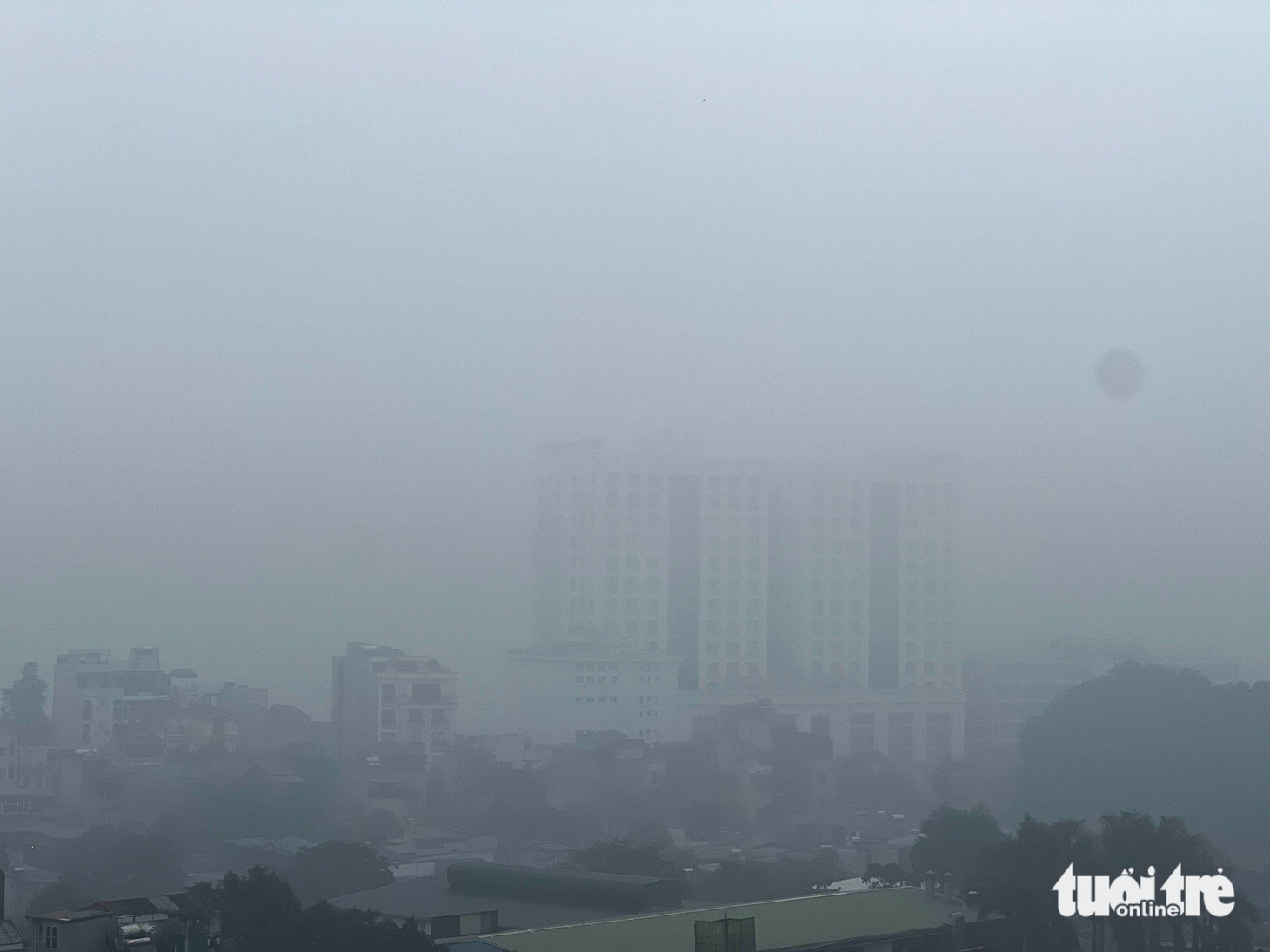 Hà Nội chìm trong sương mù dày đặc - Ảnh 4.