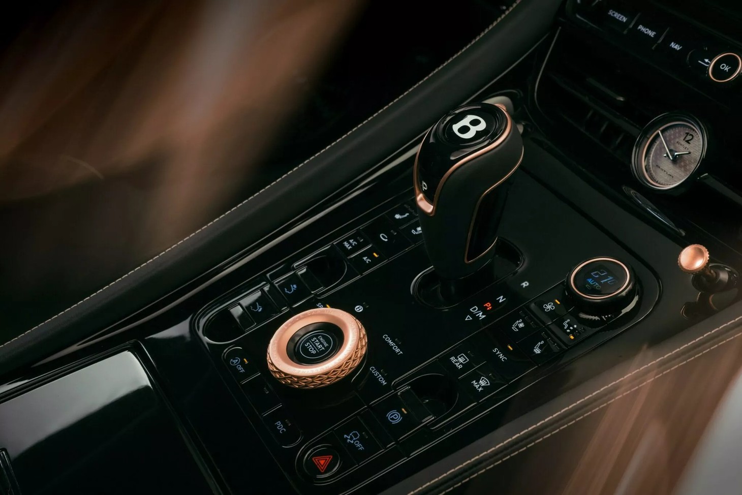 Bentley hé lộ Batur chế tạo từ vàng hồng hào nhoáng, giá dự đoán bằng siêu xe - Ảnh 10.