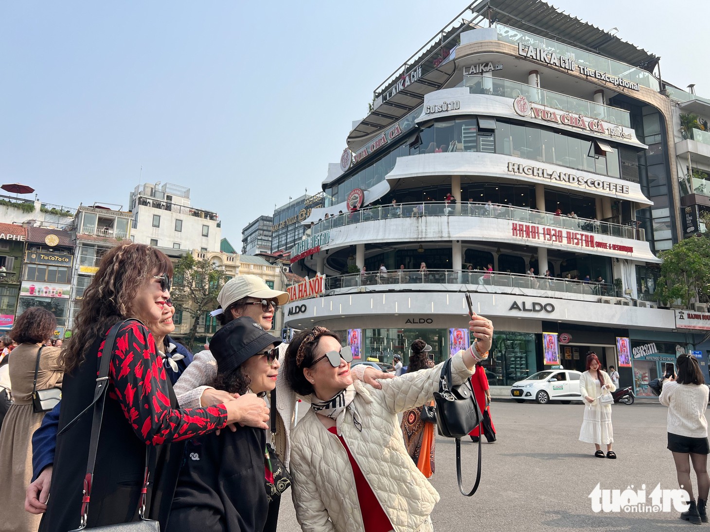 Phớt lờ 'cảnh báo', người dân Hà Nội vẫn ào ạt check in chia tay tòa Hàm cá mập - Ảnh 3.