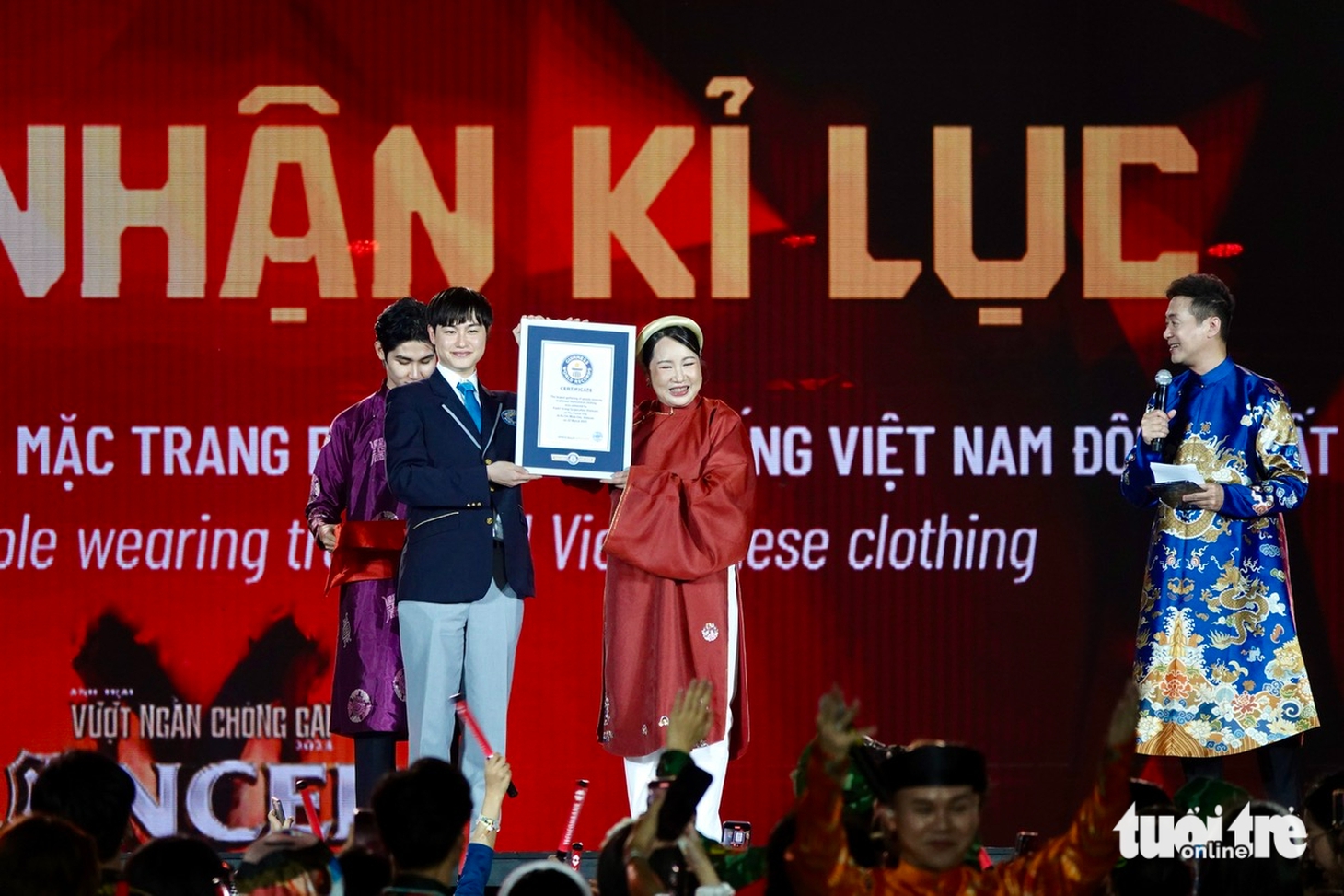 Concert Anh trai vượt ngàn chông gai: 'Thủng nóc, bay trần, tung trời đất' - Ảnh 9.