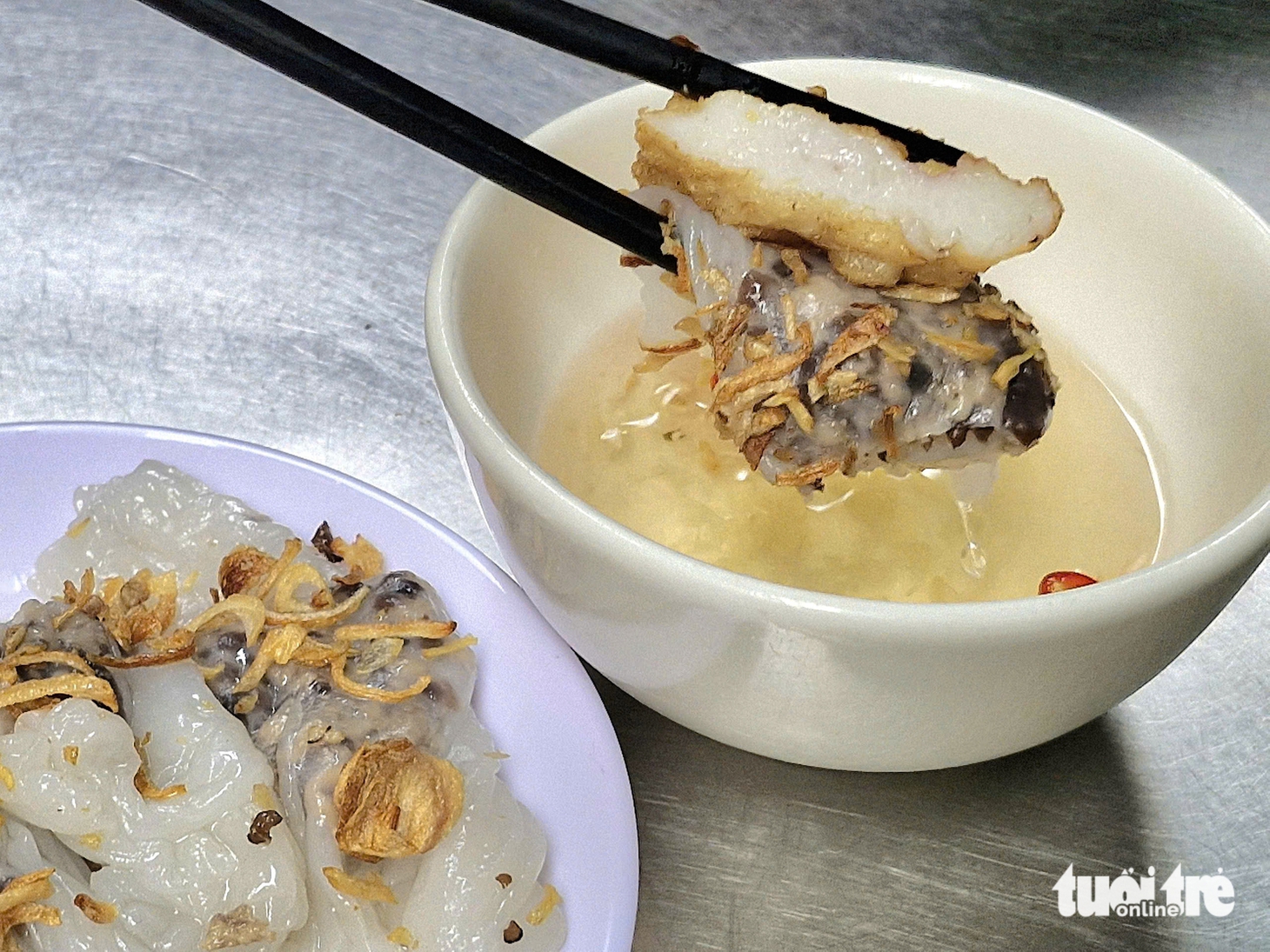 Quán bánh cuốn chả mực 40 năm tuổi ở Hạ Long chỉ bán đến 2h chiều - Ảnh 5.
