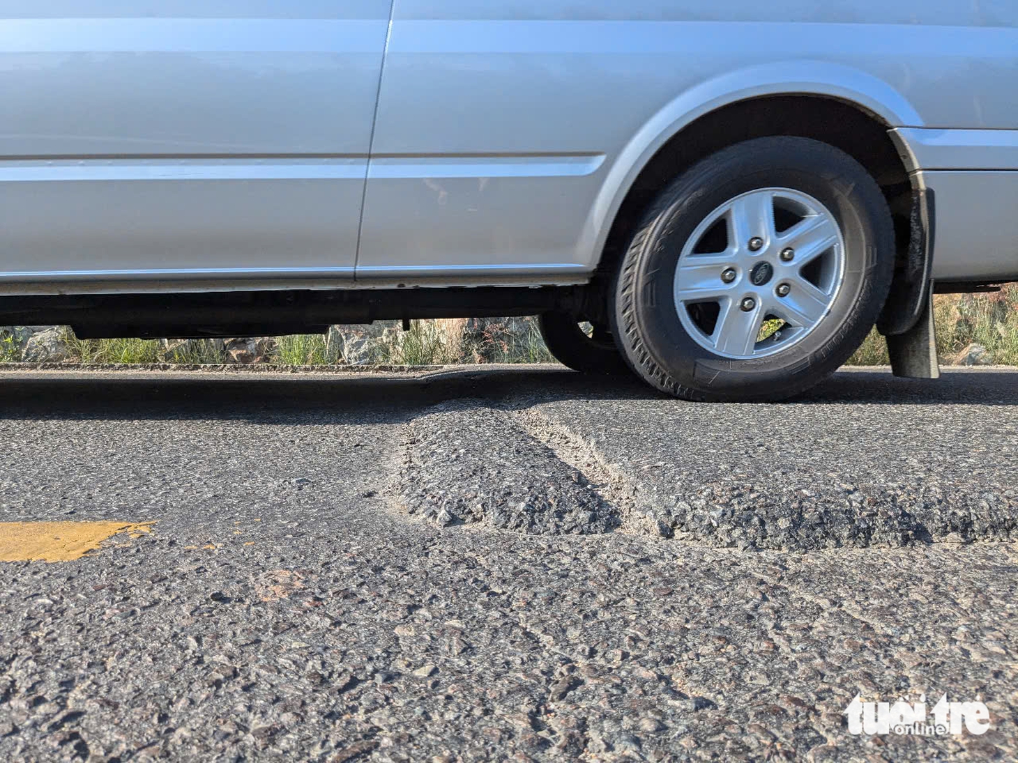 Quốc lộ 19 lại ổ voi ổ gà, nhiều đoạn hư hỏng phải bóc lên làm lại - Ảnh 6.