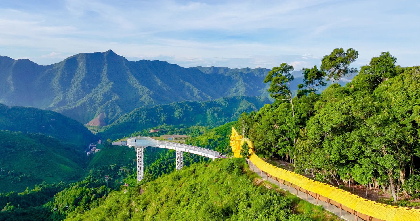 Độc đáo hành lang có mái che hình rồng vắt qua núi dài nhất Việt Nam - Ảnh 4.