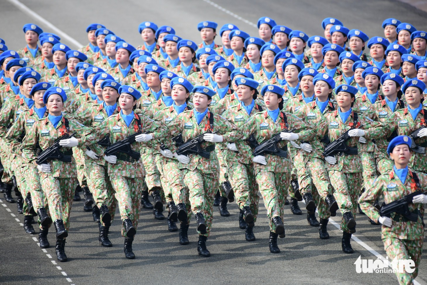 Mãn nhãn với hình ảnh máy bay kéo cờ, chiến sĩ hợp luyện tại sân bay Biên Hòa - Ảnh 21.