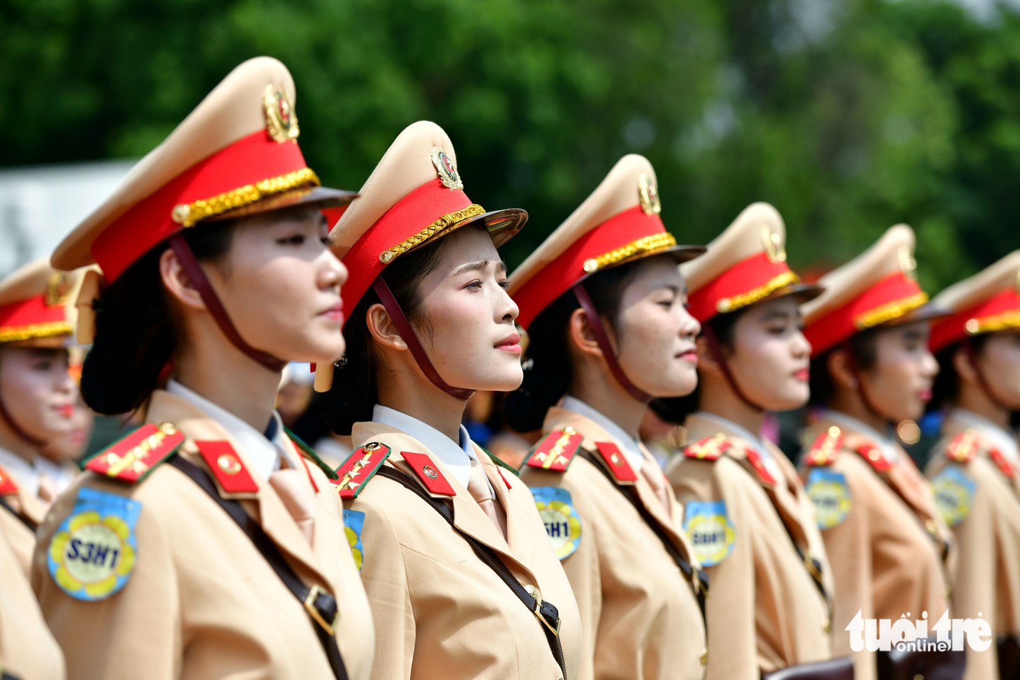 Ngắm khối diễu binh nữ duyên dáng, thần thái trên thao trường sân bay Biên Hòa - Ảnh 10.