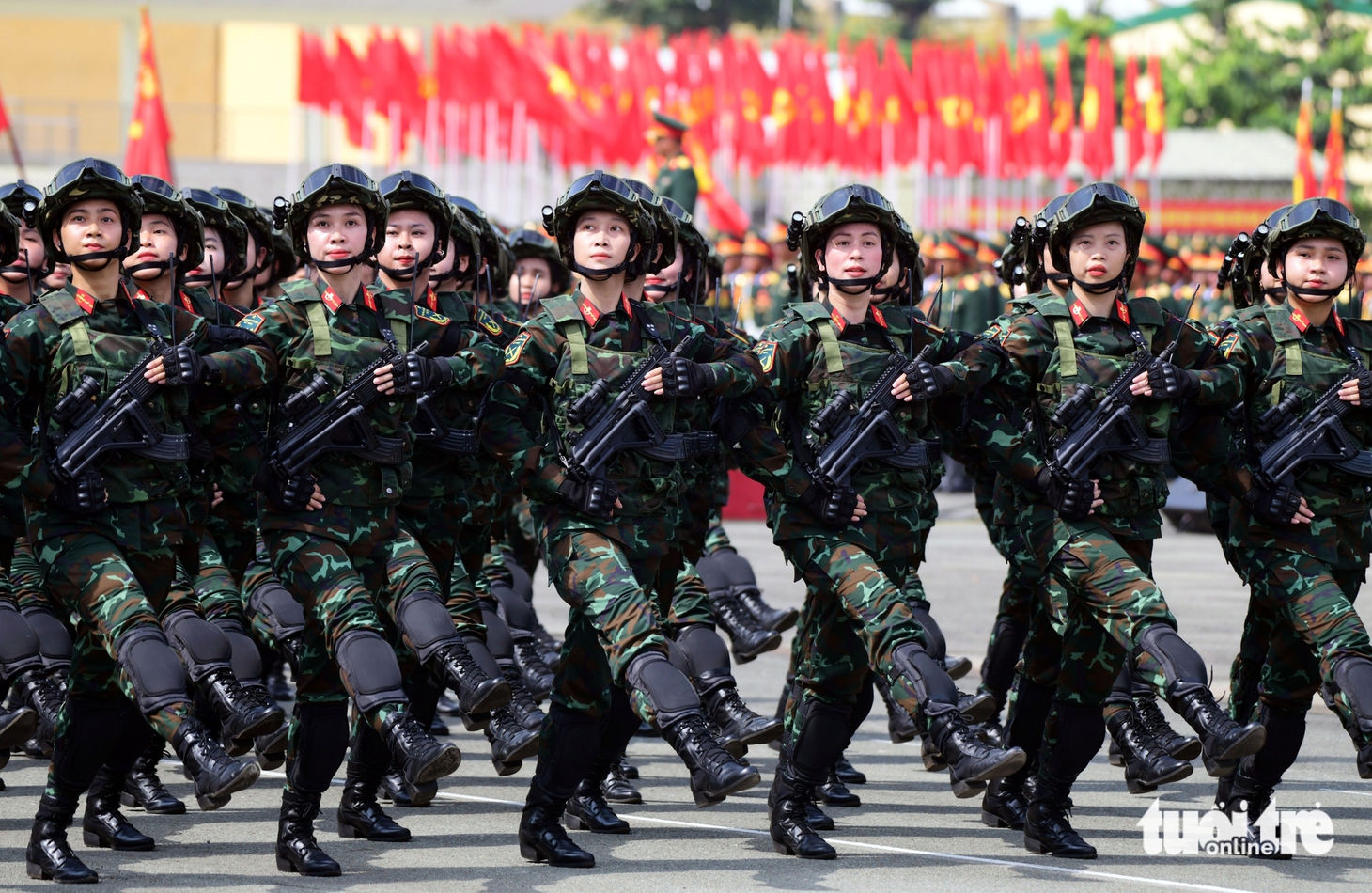 Ngắm khối diễu binh nữ duyên dáng, thần thái trên thao trường sân bay Biên Hòa - Ảnh 12.