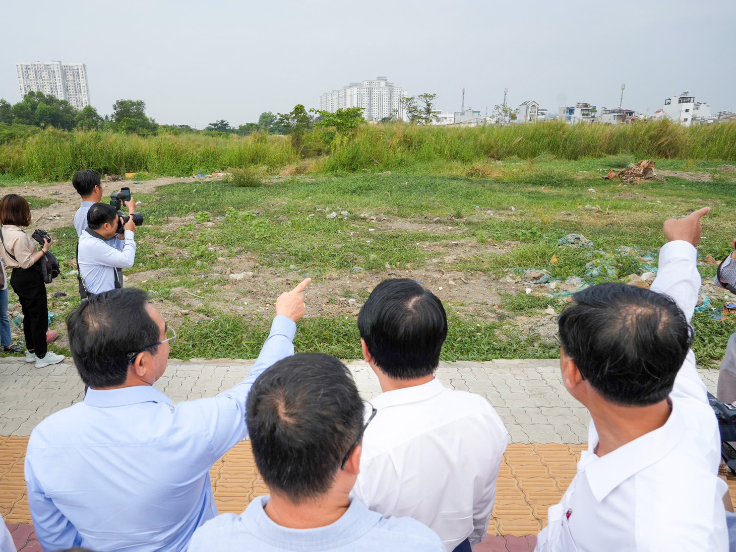 Chủ tịch Nguyễn Văn Được khảo sát nhà trên và ven kênh rạch - Ảnh 4.