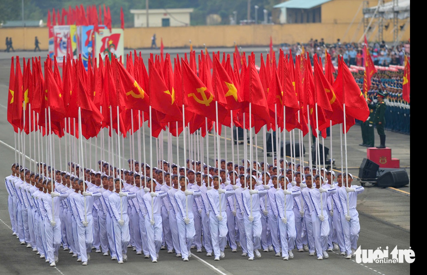 Tiêm kích xé âm thanh, chiến sĩ hô vang trời khi diễu binh dưới nắng Biên Hòa - Ảnh 12.