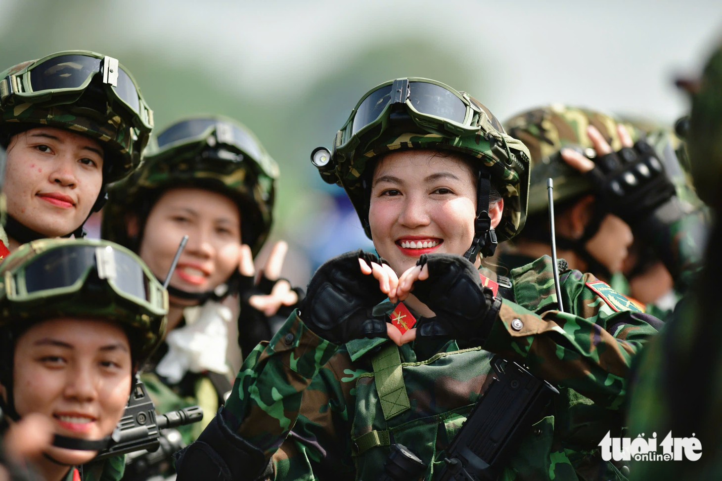 Tiêm kích xé âm thanh, chiến sĩ hô vang trời khi diễu binh dưới nắng Biên Hòa - Ảnh 15.