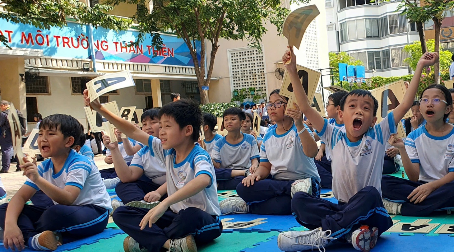 Học sinh trải nghiệm đọc bản tin chiến thắng lịch sử 30-4-1975 - Ảnh 9.