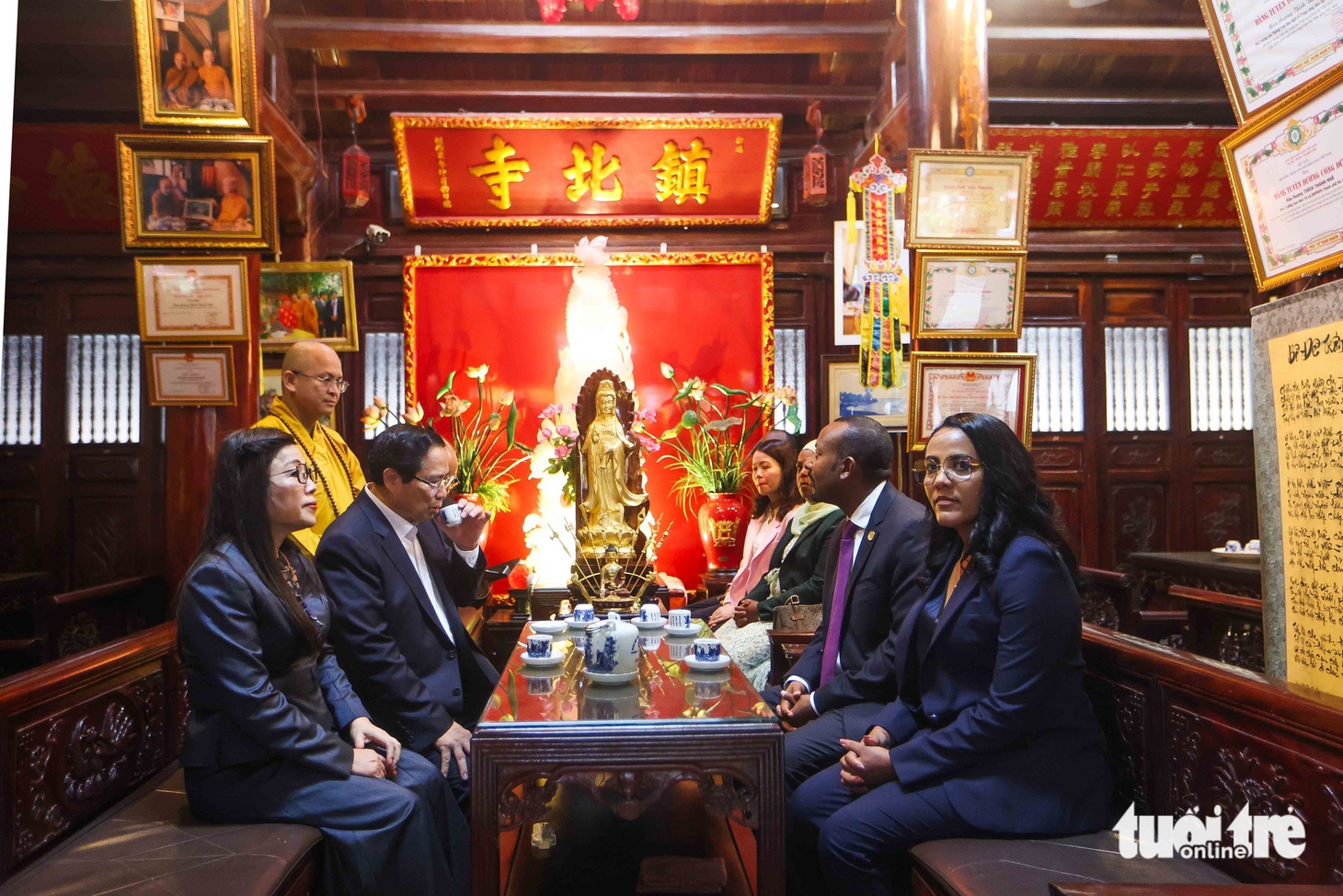 Thủ tướng Phạm Minh Chính và Thủ tướng Ethiopia dạo bộ hồ Tây thăm chùa Trấn Quốc - Ảnh 5.