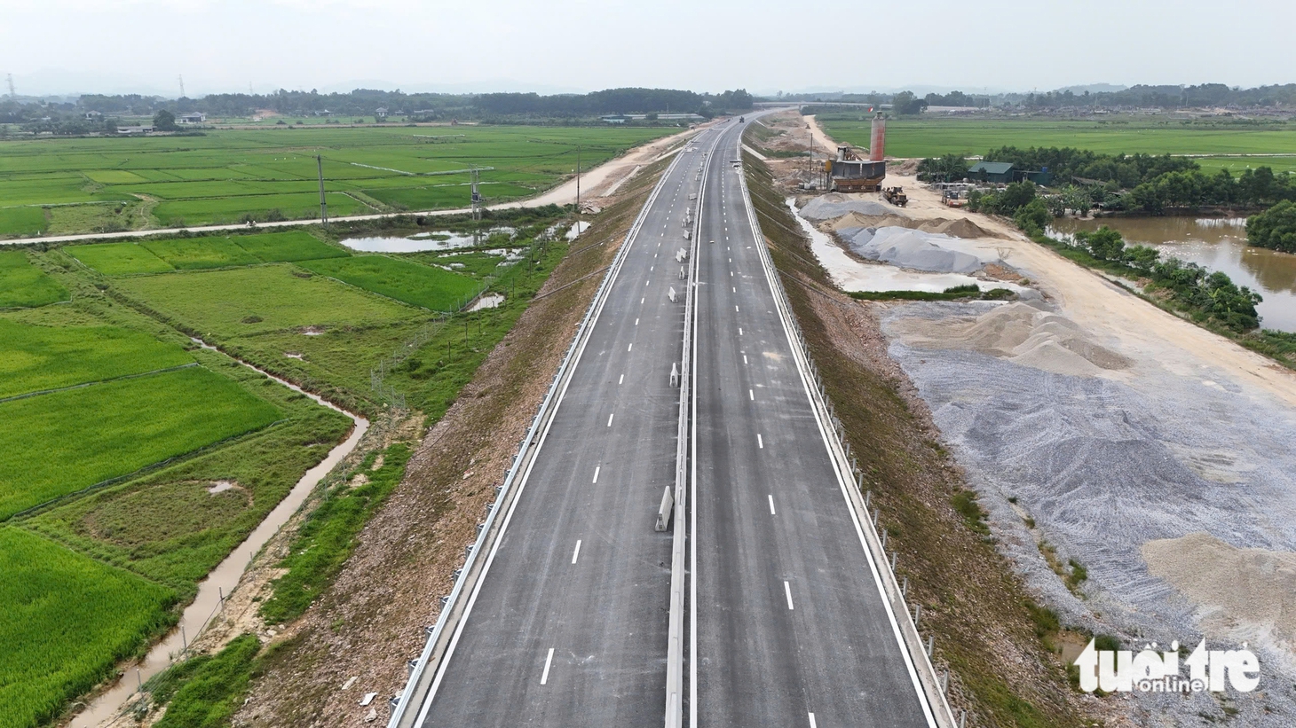Ngắm cao tốc Bắc - Nam qua Hà Tĩnh trước ngày thông xe kỹ thuật - Ảnh 2.