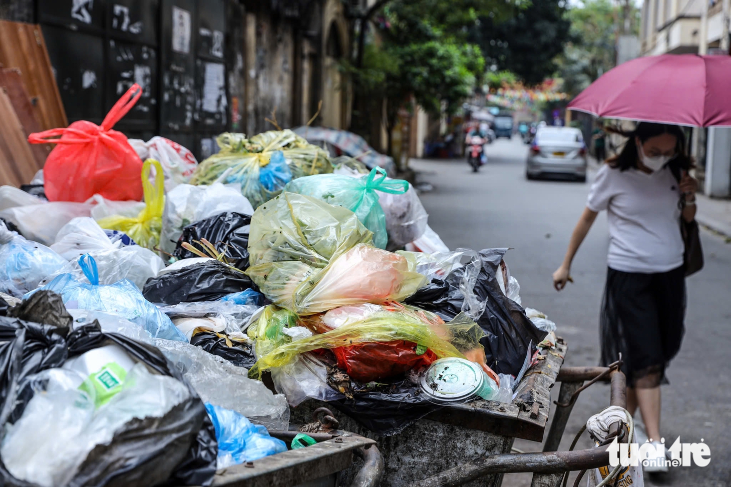 Rác chưa phân loại, vứt bỏ trên vỉa hè ở Hà Nội 'bất chấp' biển cảnh báo - Ảnh 5.