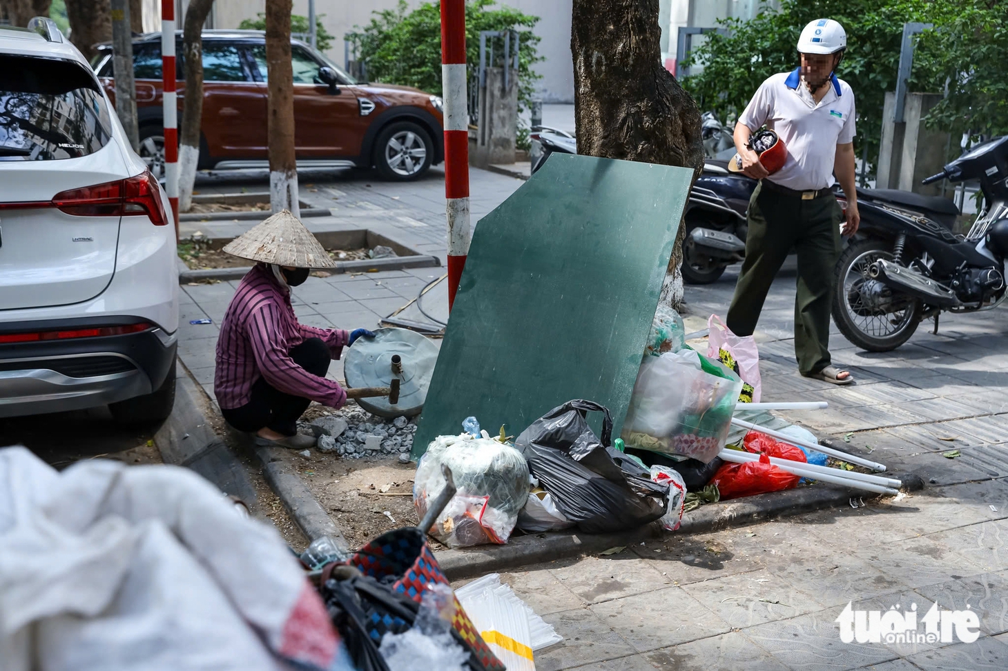 Rác chưa phân loại, vứt bỏ trên vỉa hè ở Hà Nội 'bất chấp' biển cảnh báo - Ảnh 7.