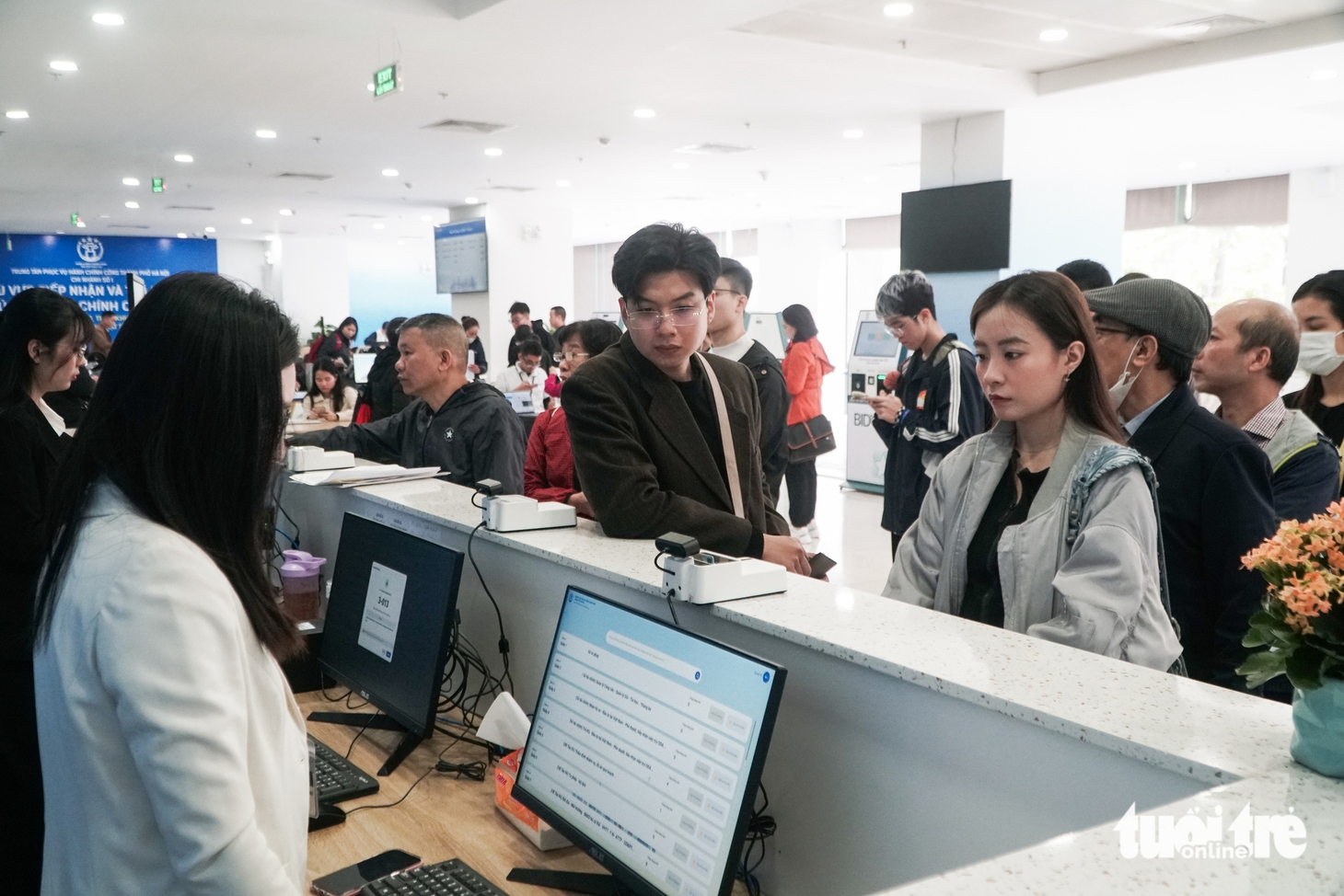 Người Hà Nội xếp hàng dài từ sáng chờ lấy phiếu thứ tự để xử lý thủ tục hành chính - Ảnh 4.