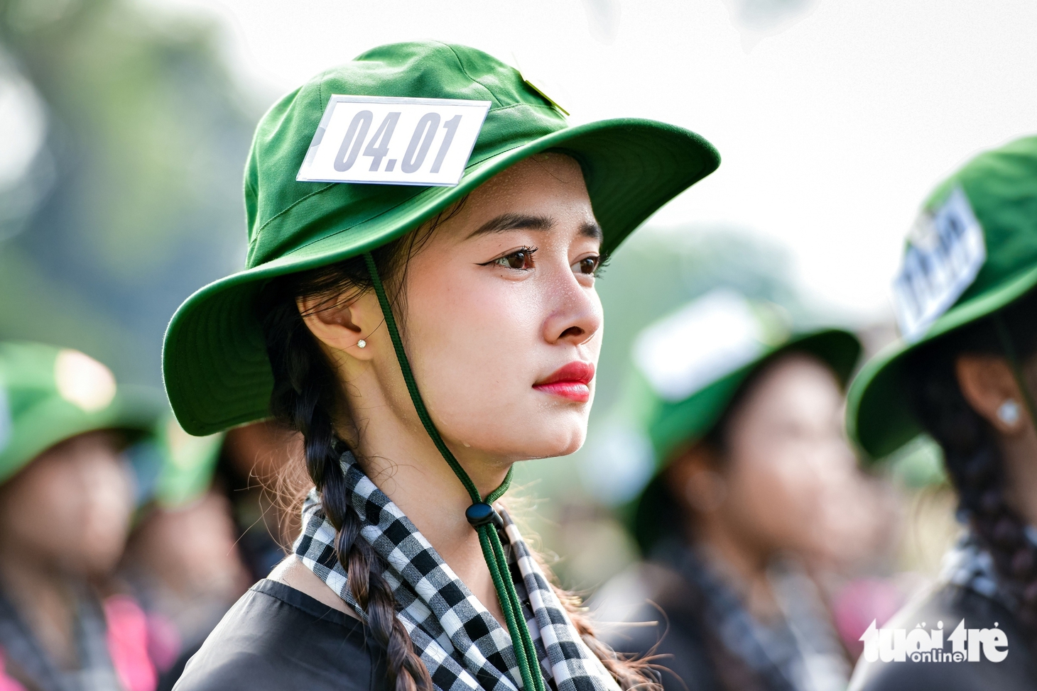 Giọt mồ hôi và nụ cười của những bóng hồng thao dượt diễu binh 50 năm thống nhất đất nước - Ảnh 1.