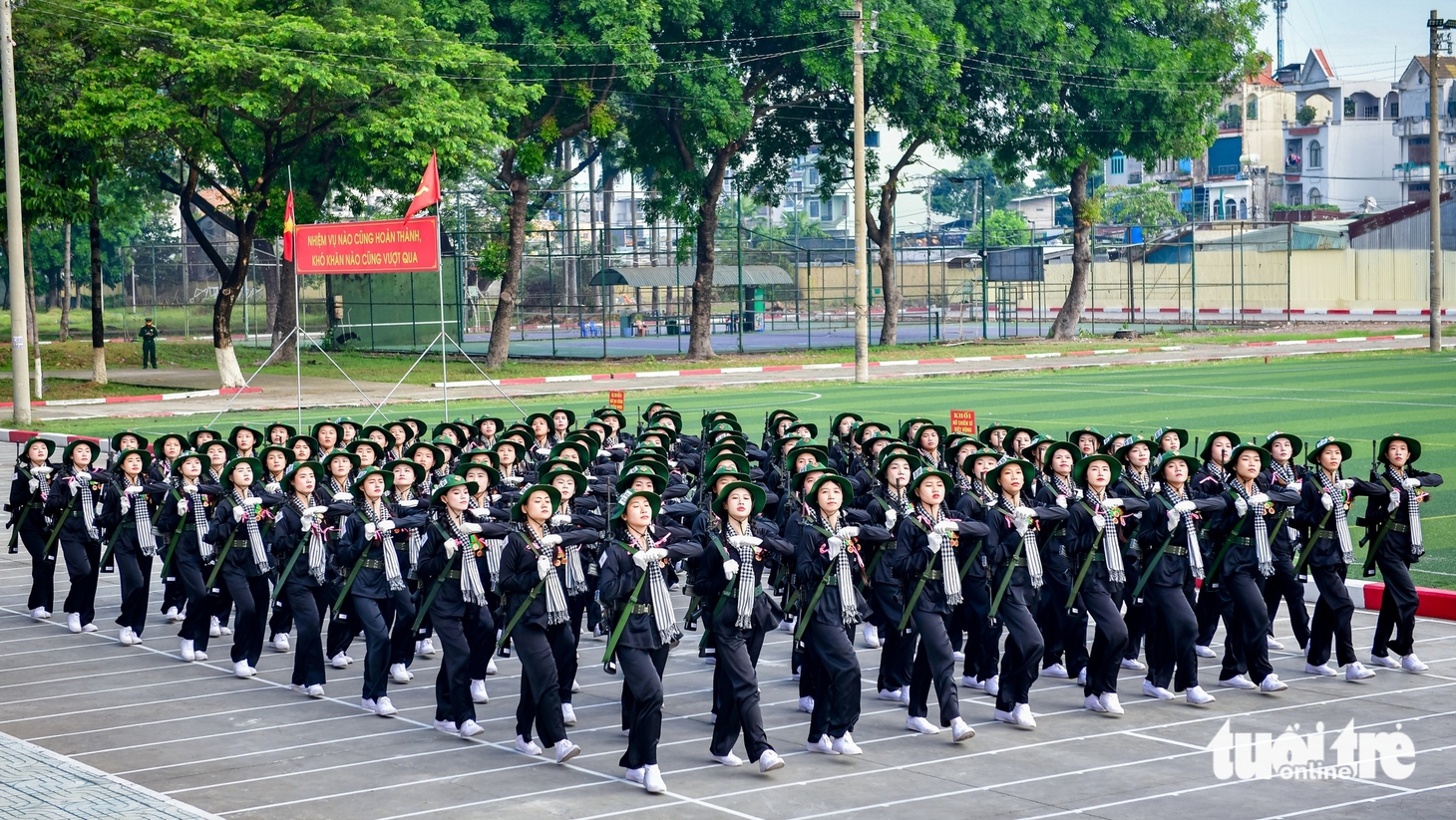 Giọt mồ hôi và nụ cười của những bóng hồng thao dượt diễu binh 50 năm thống nhất đất nước - Ảnh 5.