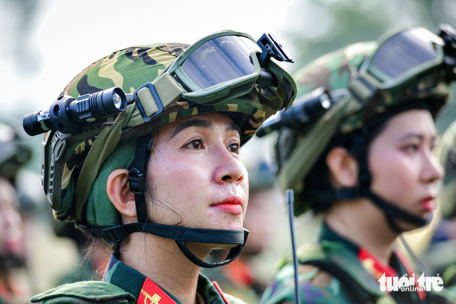 Giọt mồ hôi và nụ cười của những bóng hồng thao dượt diễu binh 50 năm thống nhất đất nước - Ảnh 11.