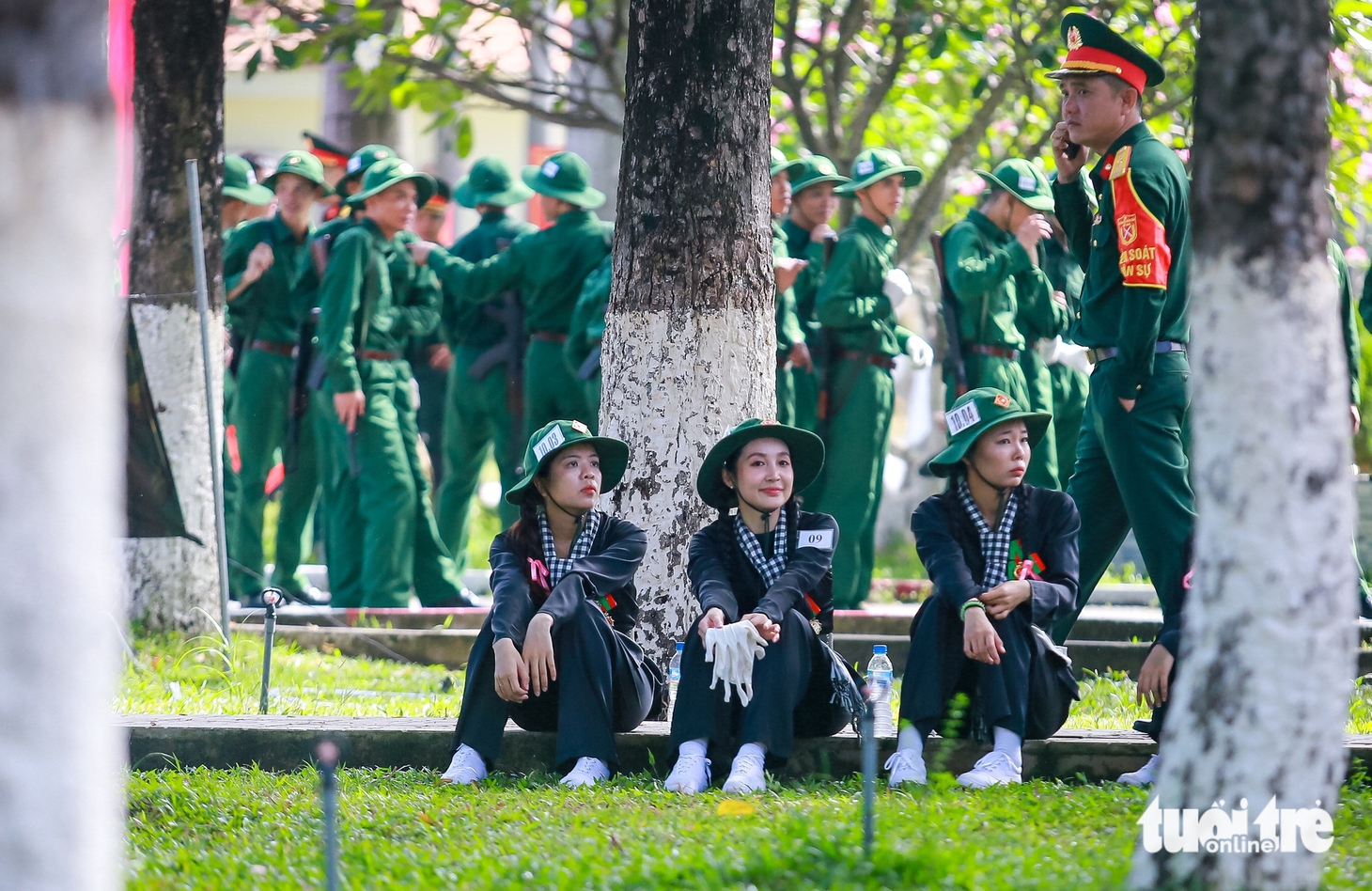 Giọt mồ hôi và nụ cười của những bóng hồng thao dượt diễu binh 50 năm thống nhất đất nước - Ảnh 13.