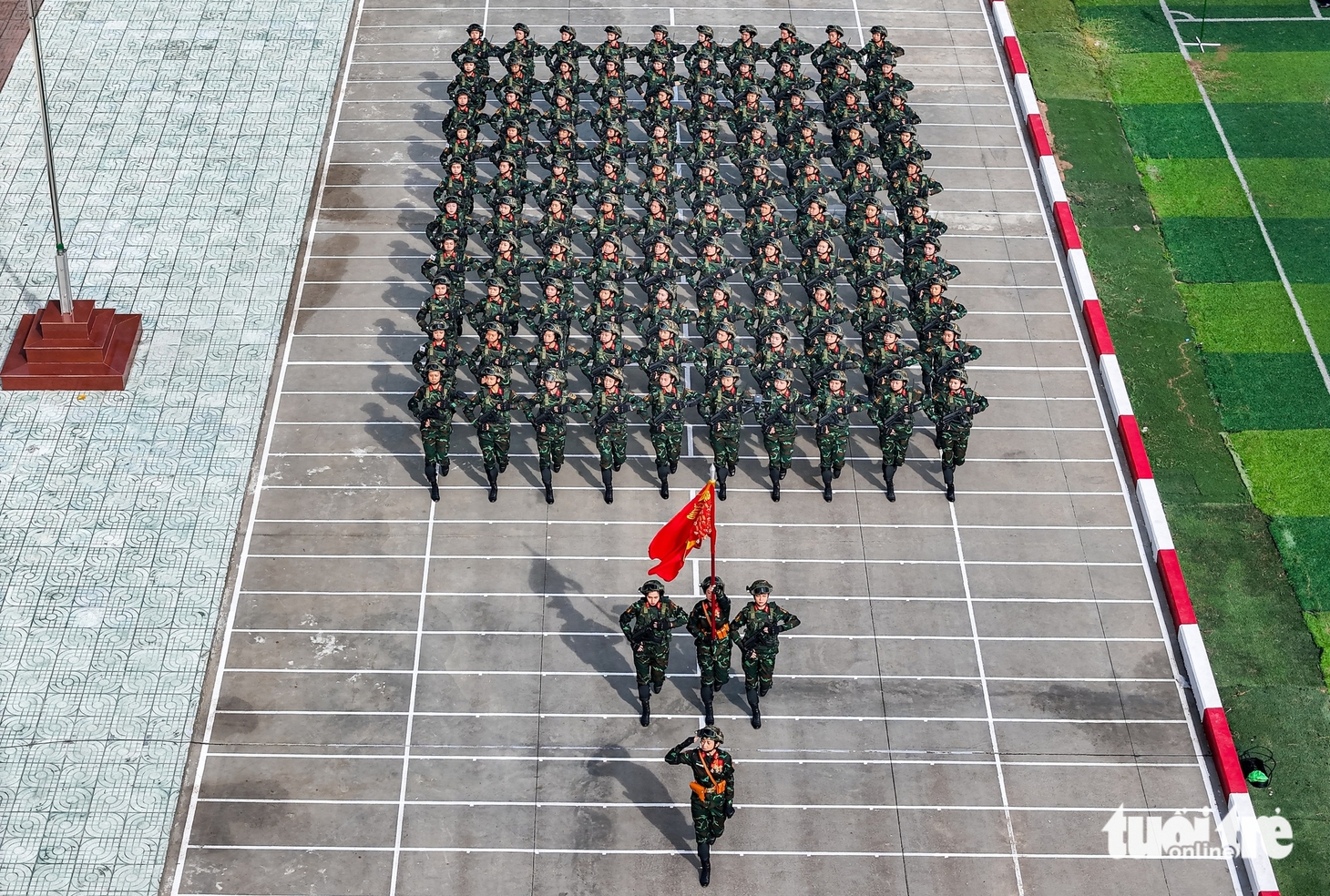 Giọt mồ hôi và nụ cười của những bóng hồng thao dượt diễu binh 50 năm thống nhất đất nước - Ảnh 17.