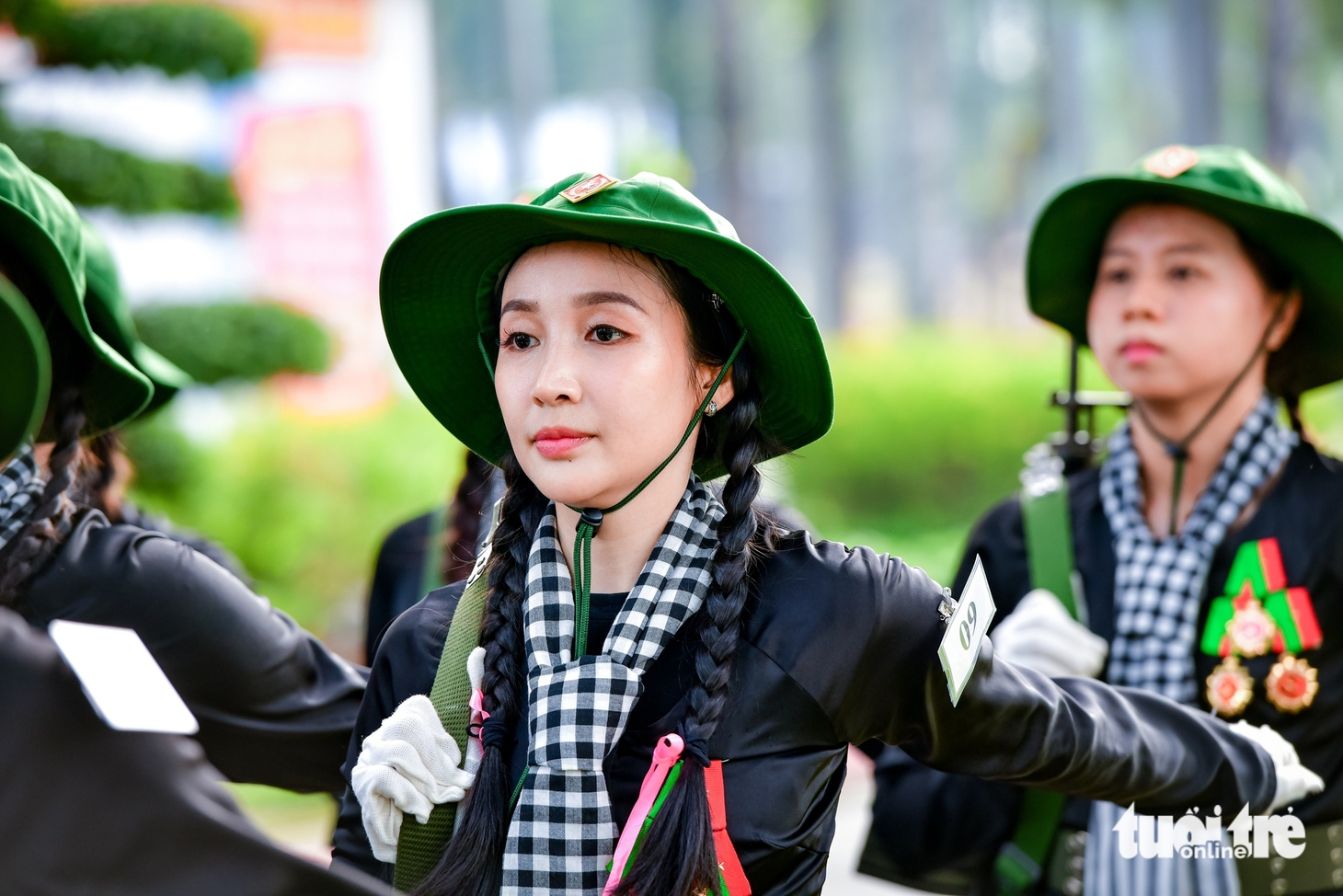 Giọt mồ hôi và nụ cười của những bóng hồng thao dượt diễu binh 50 năm thống nhất đất nước - Ảnh 18.