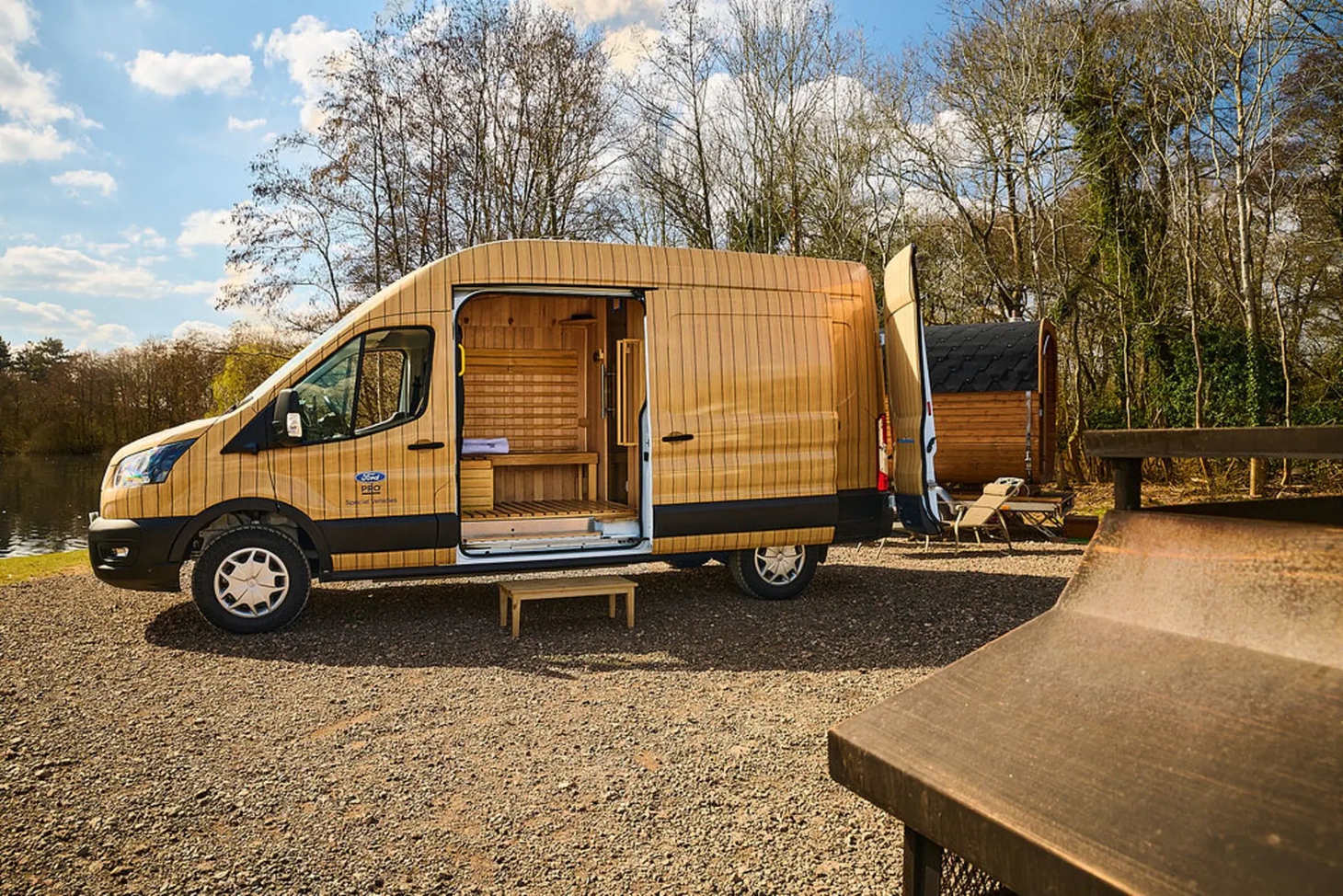 Ford Transit biến thành spa di động, xông hơi hồng ngoại không cần cắm điện - Ảnh 2.