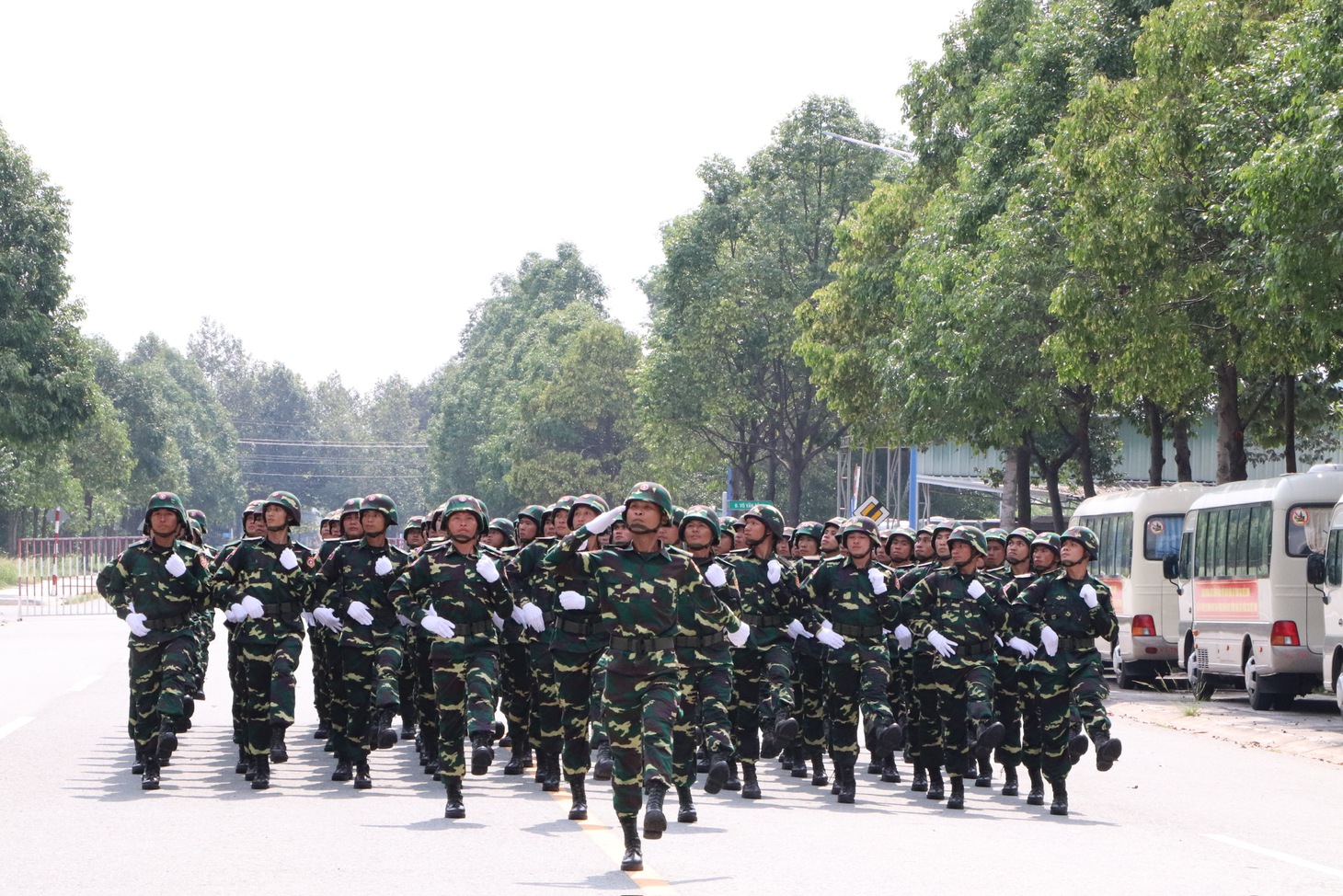 Quân đội Lào, Campuchia tập luyện diễu binh lễ 30-4 tại Việt Nam - Ảnh 4.