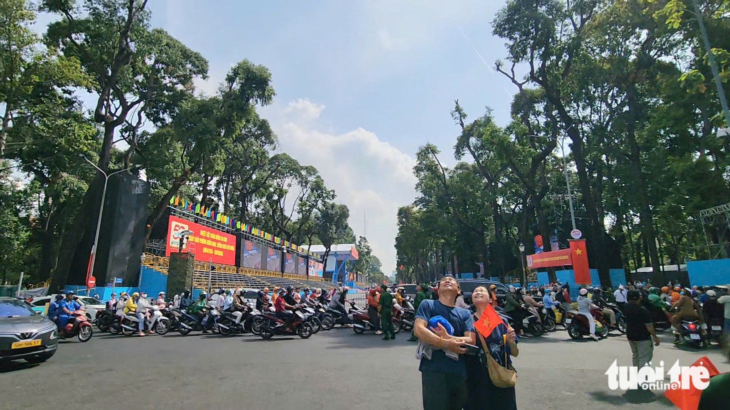 Người dân háo hức ngắm trực thăng kéo cờ, tiêm kích biểu diễn trước lễ 30-4 - Ảnh 6.