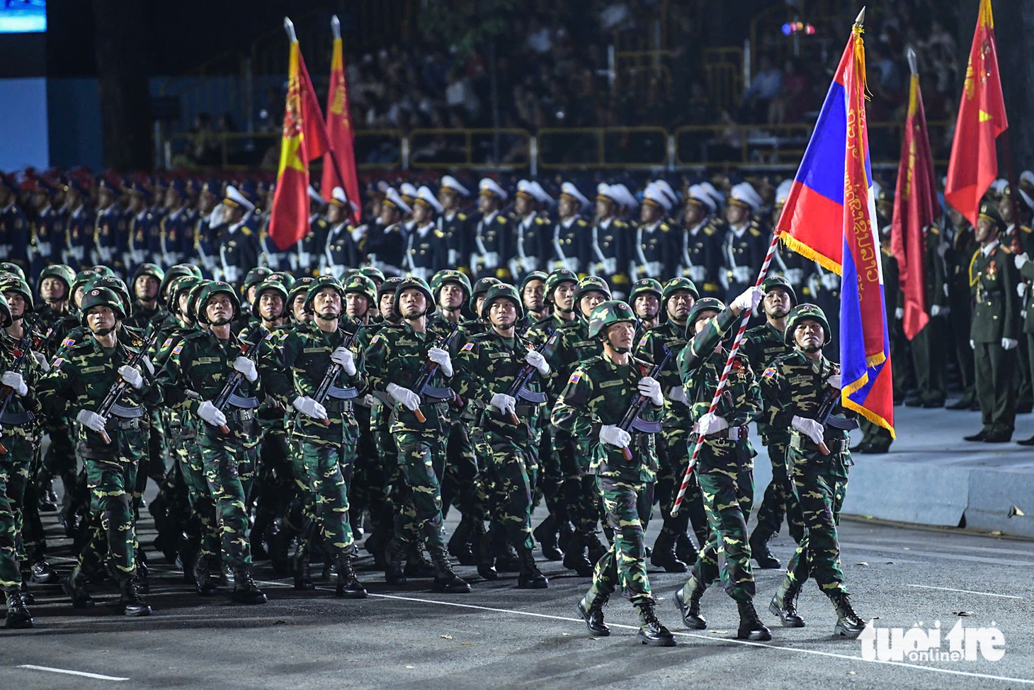 Xem quân đội Campuchia và Lào diễu binh trên đường Lê Duẩn, TP.HCM - Ảnh 6.