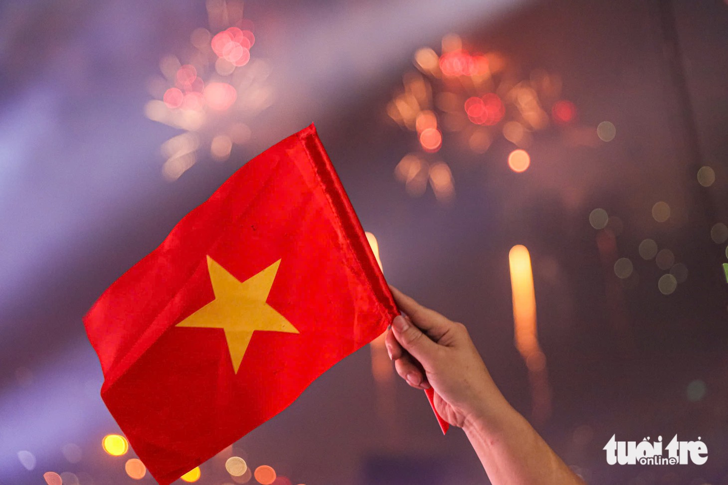 Pháo hoa rực sáng bầu trời Hà Nội mừng 50 năm thống nhất đất nước - Ảnh 3.