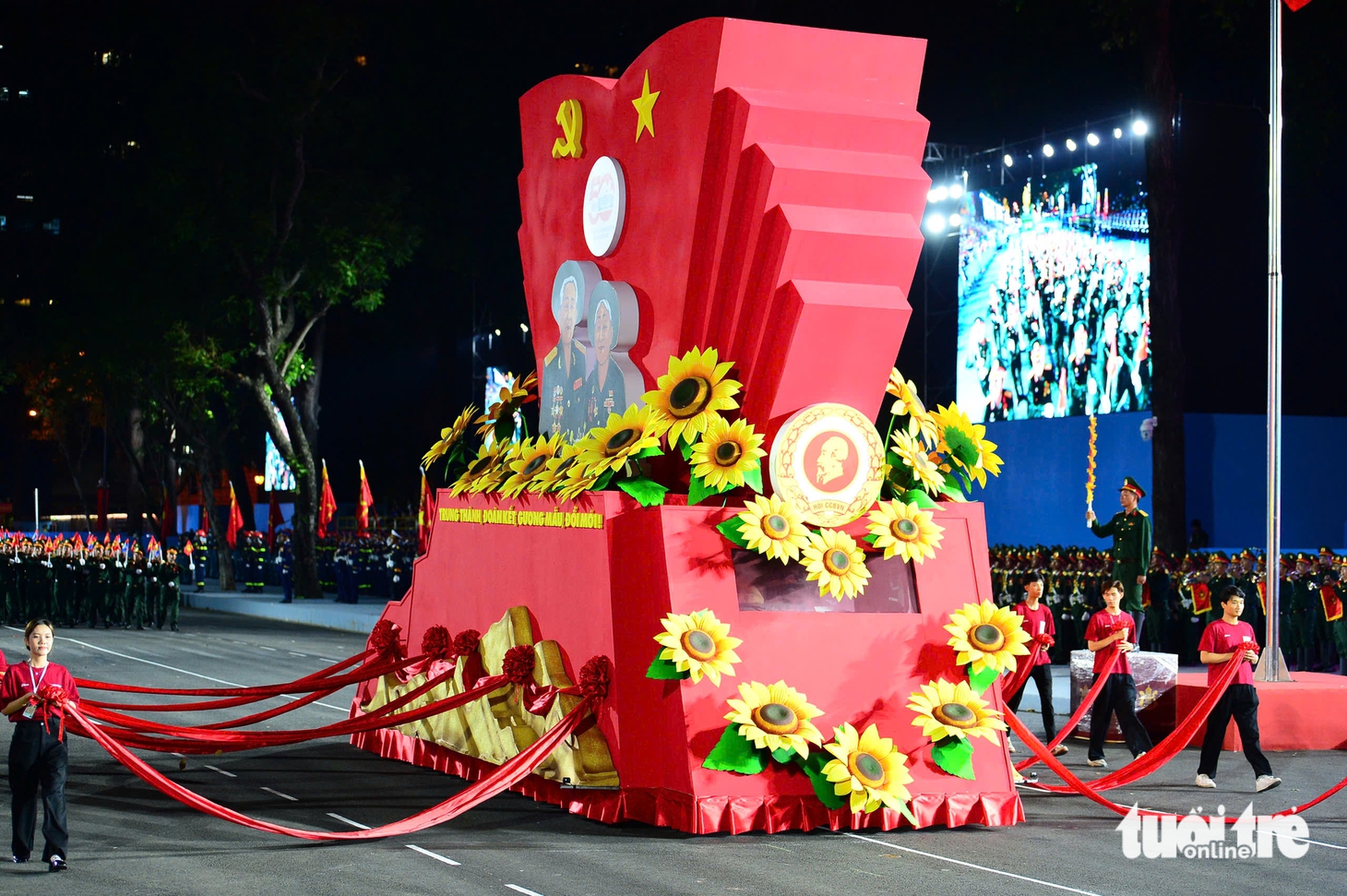 Rạng ngời, duyên dáng các khối diễu hành TP.HCM mừng đại lễ 30-4 - Ảnh 11.