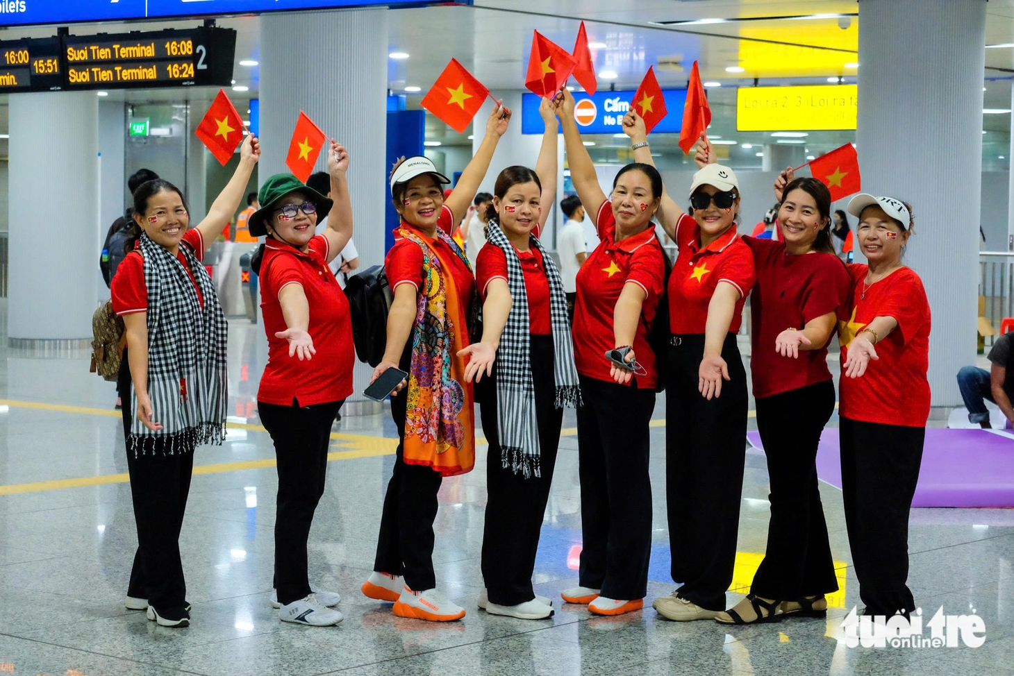Chiều 25-4, hàng ngàn người dân hồ hởi về trung tâm TP.HCM xem sơ duyệt - Ảnh 4.