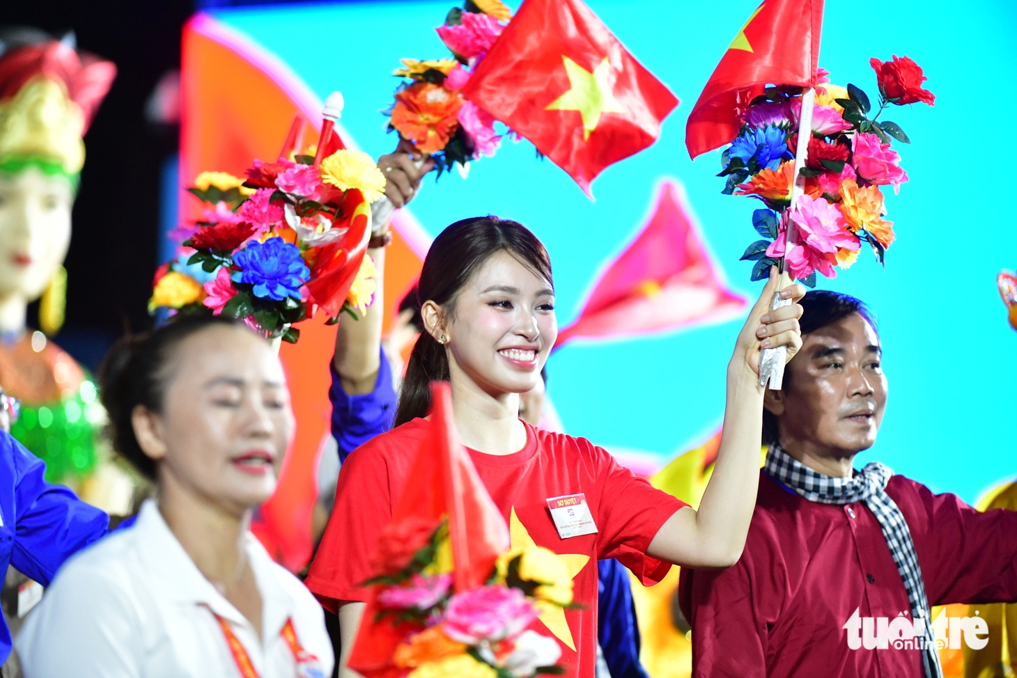 Đoàn phim Địa đạo, cùng nhiều nghệ sĩ, hoa hậu diễu hành đêm sơ duyệt - Ảnh 8.