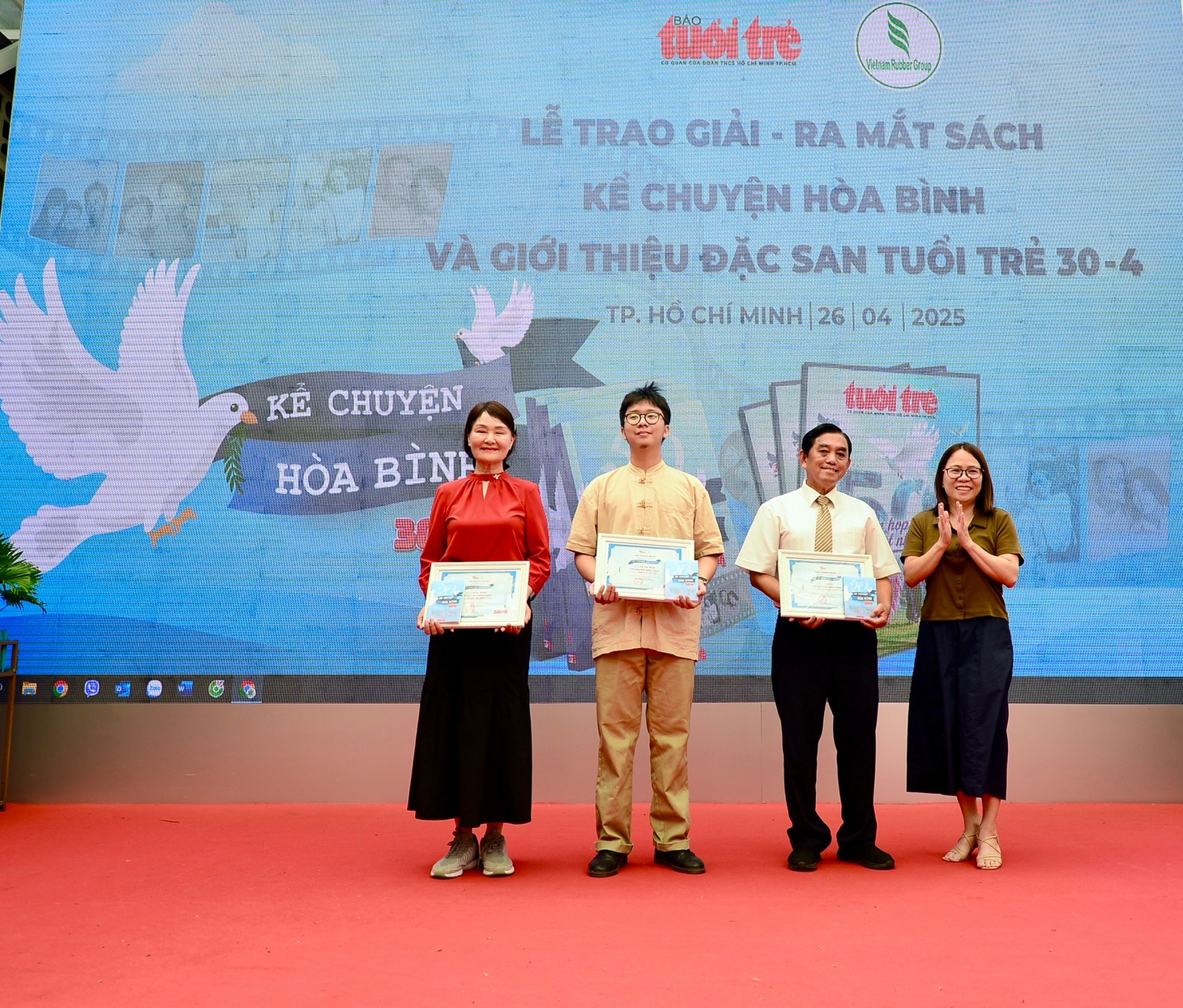 Trao giải, ra mắt sách Kể chuyện hòa bình, đặc san Tuổi Trẻ 30-4 - Sum họp một nhà - Ảnh 2.