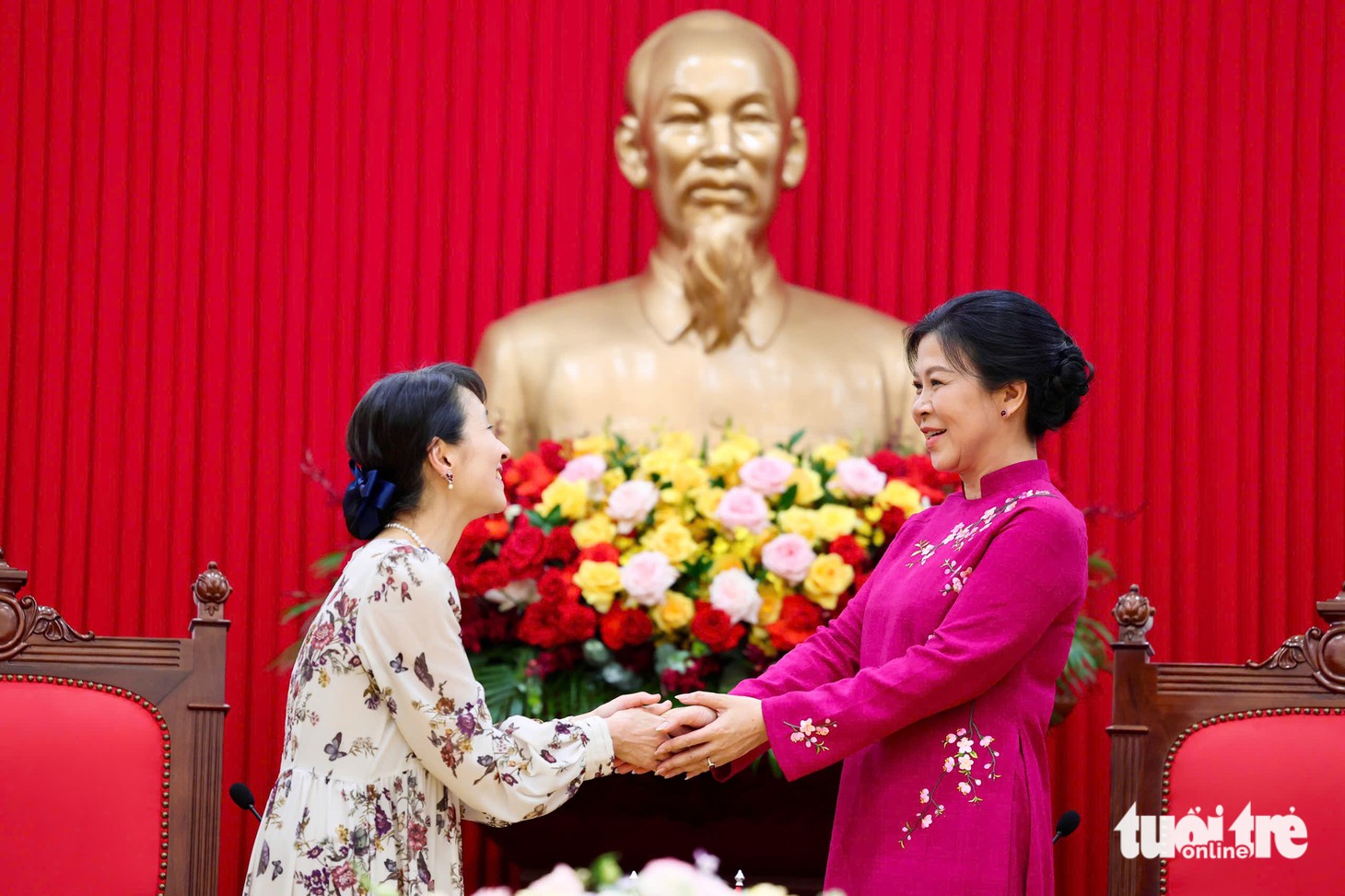 Phu nhân Tổng Bí thư và Phu nhân Thủ tướng Nhật Bản cùng làm bánh cốm truyền thống - Ảnh 8.