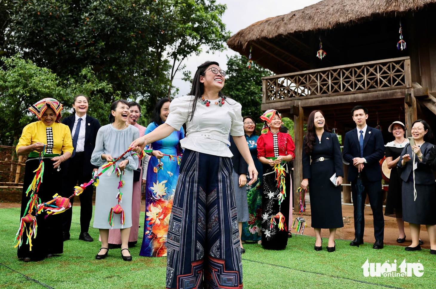Hai phu nhân thủ tướng Việt - Nhật cùng ném còn, múa xòe với bà con dân tộc Thái - Ảnh 5.