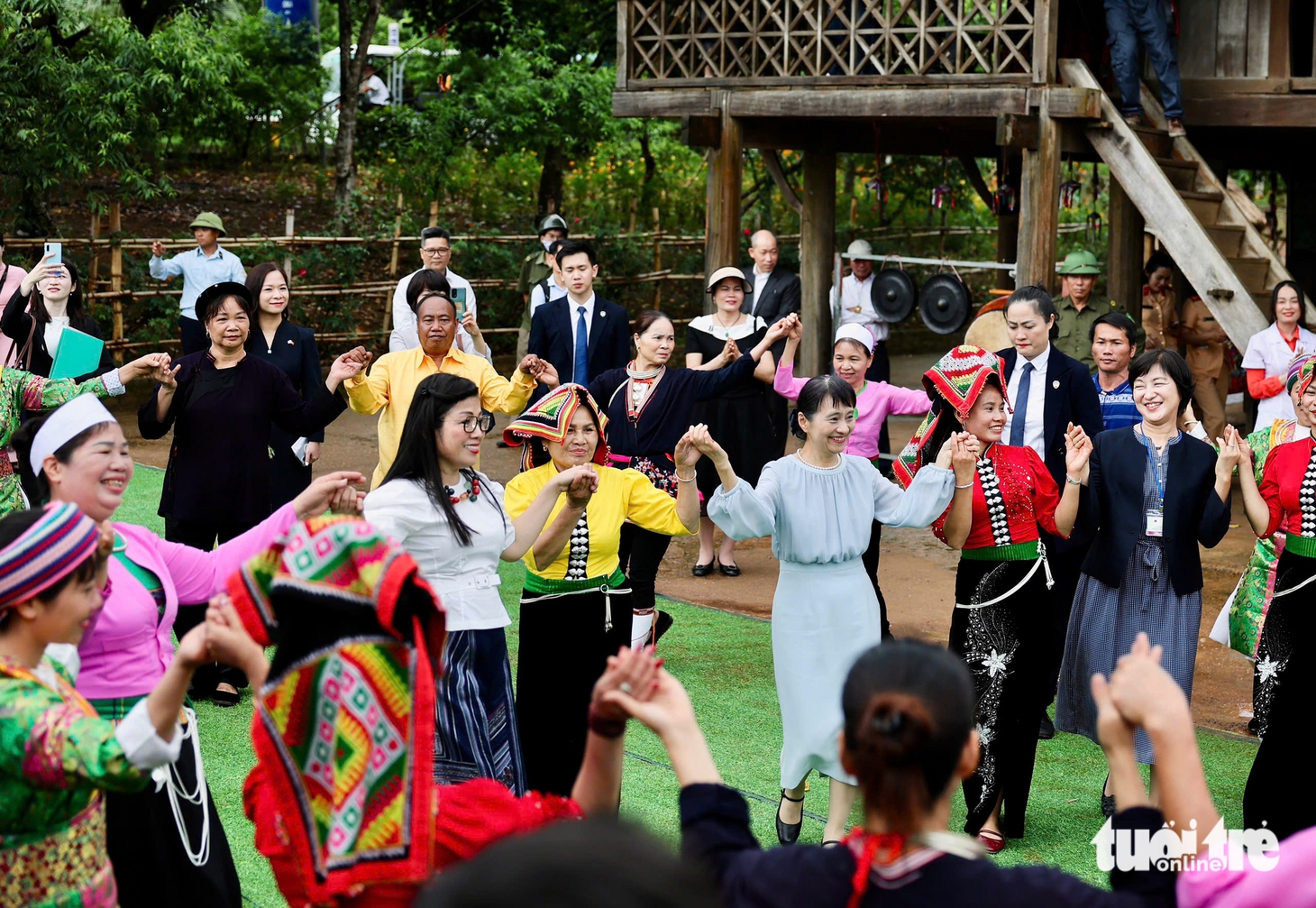 Hai phu nhân thủ tướng Việt - Nhật cùng ném còn, múa xòe với bà con dân tộc Thái - Ảnh 6.