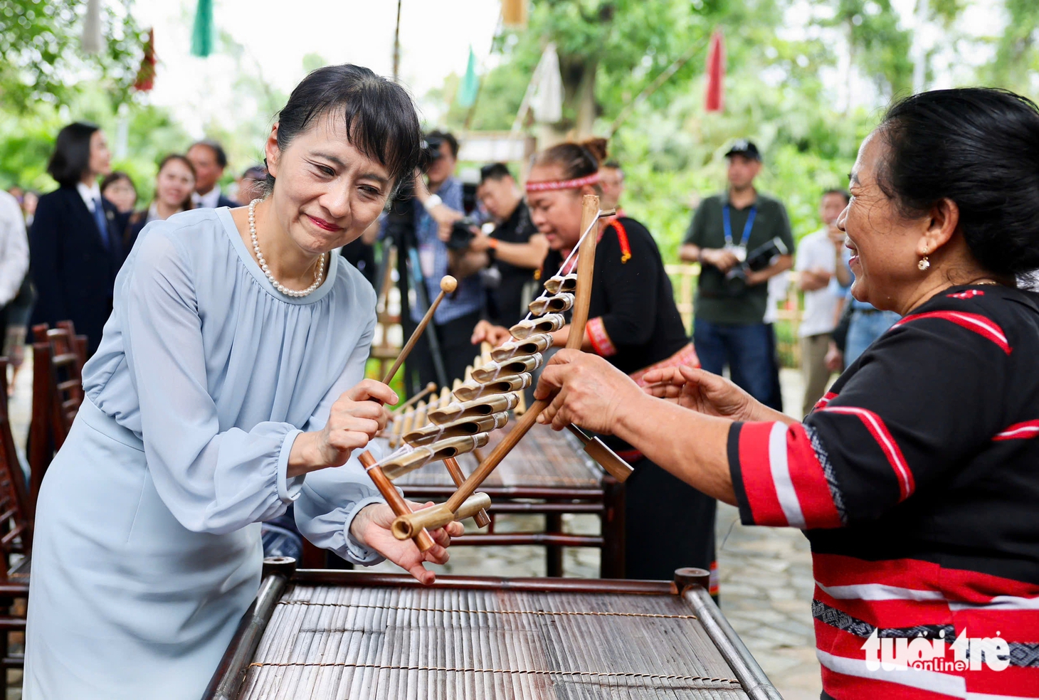 Hai phu nhân thủ tướng Việt - Nhật cùng ném còn, múa xòe với bà con dân tộc Thái - Ảnh 9.