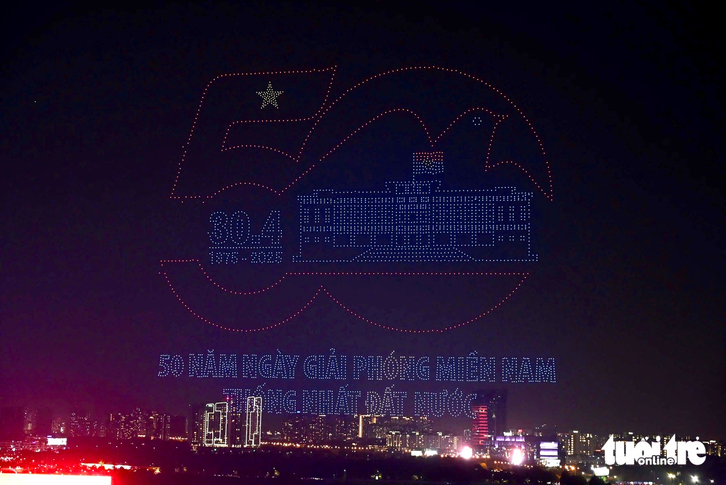 10.500 drone vẽ hành trình phát triển thành phố trên bầu trời sông Sài Gòn - Ảnh 1.
